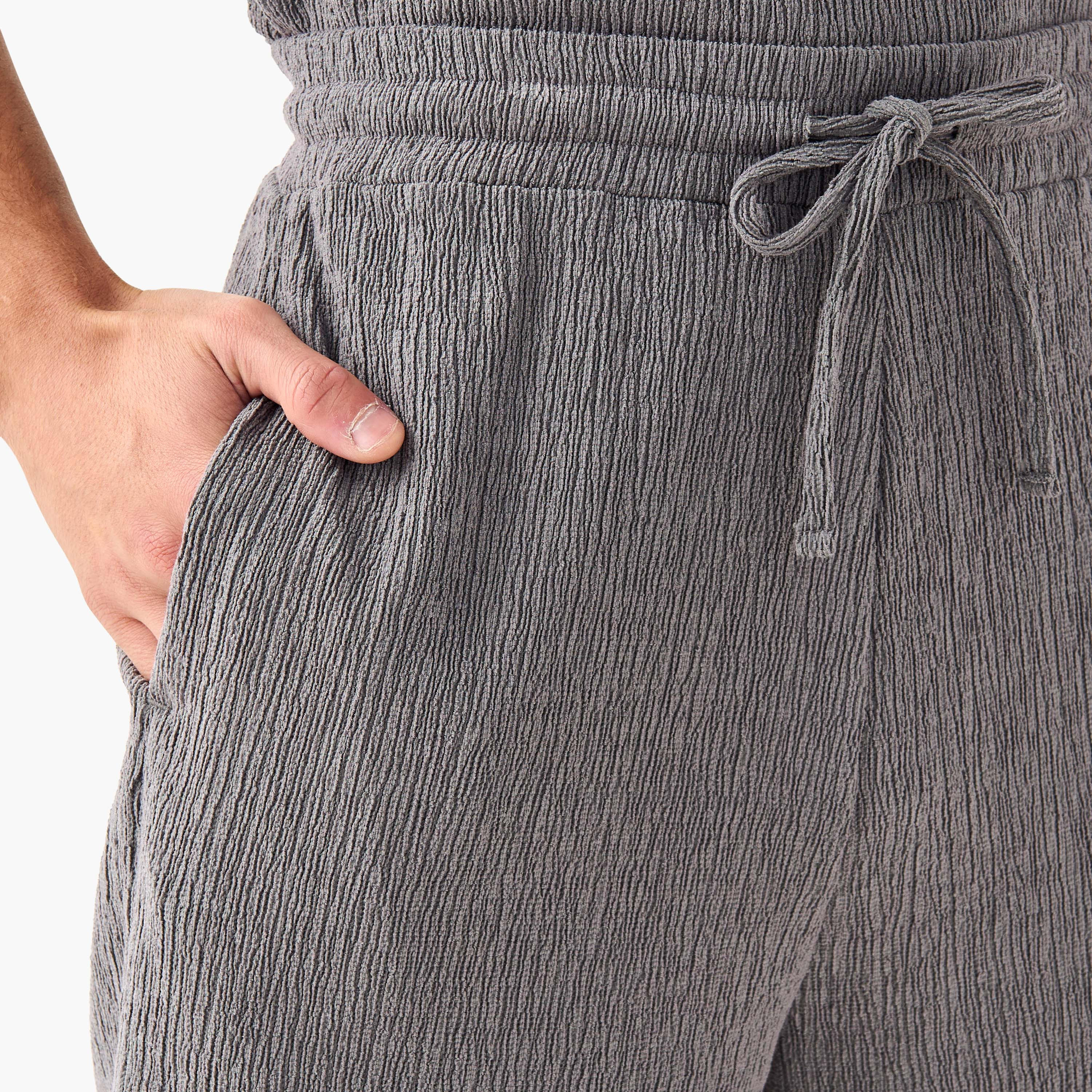 شورت بخصر مرن بارز الملمس مع جيوب-men-clothing-bottoms-shorts-image-4