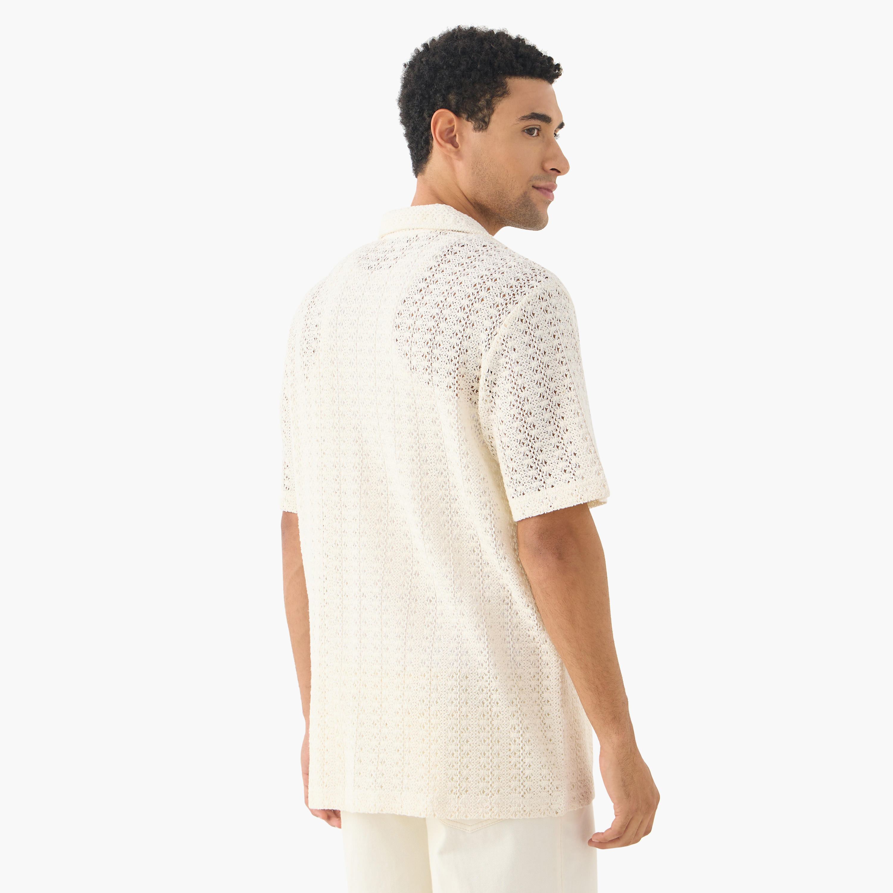 قميص مطرز بقصة مريحة وياقة كامب وأكمام قصيرة-men-clothing-shirts-image-3