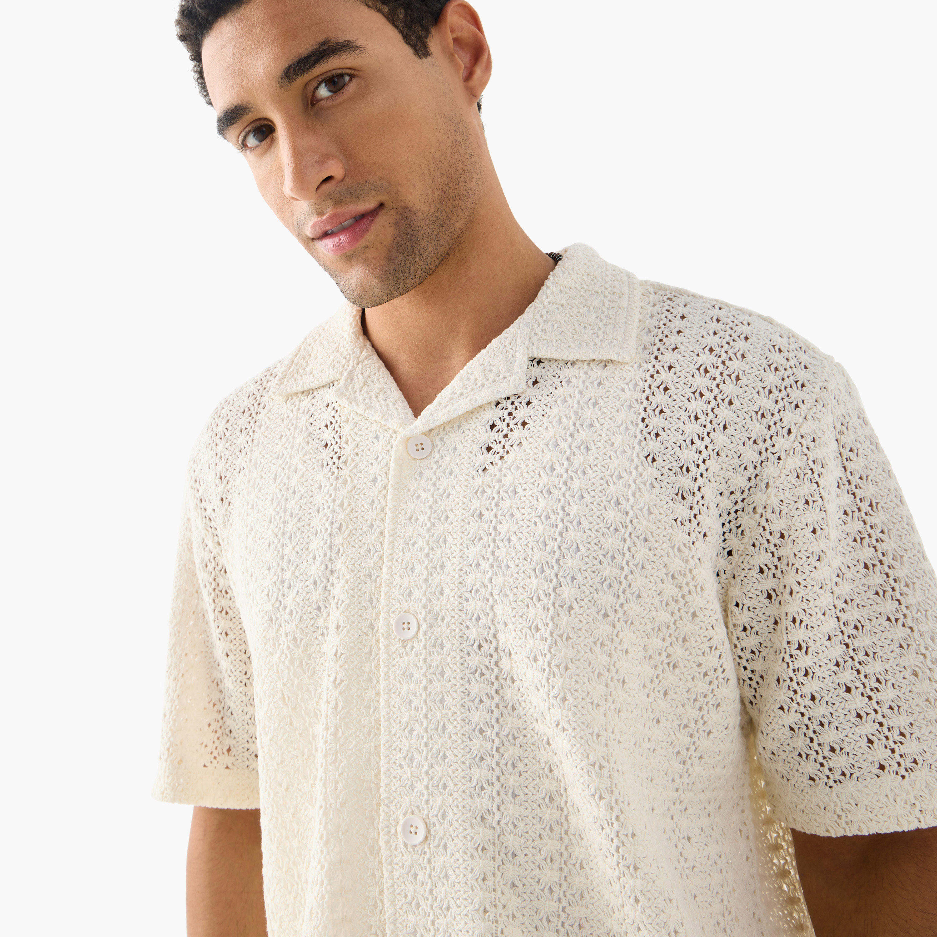 قميص مطرز بقصة مريحة وياقة كامب وأكمام قصيرة-men-clothing-shirts-image-4