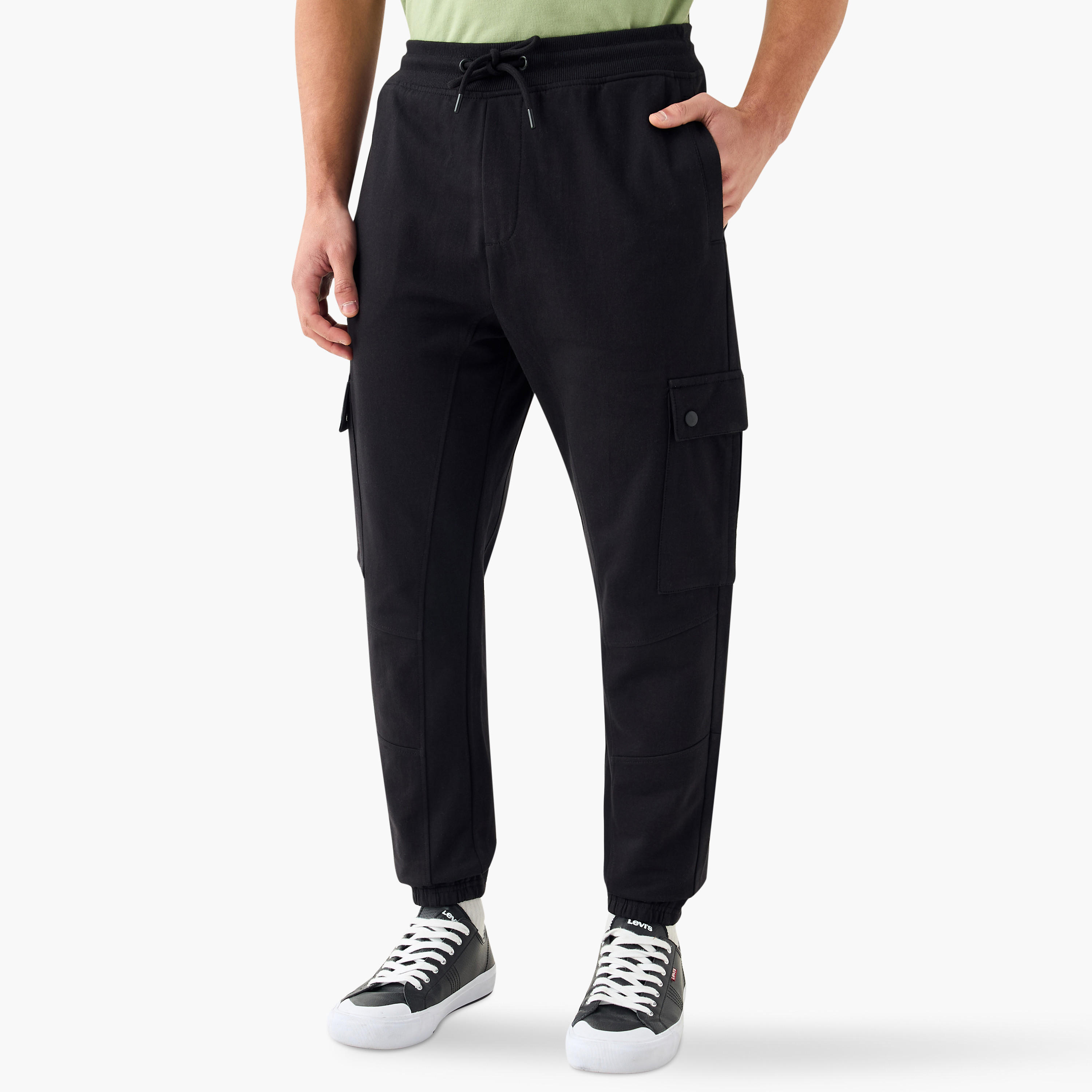 بنطلون رياضي بقصّة عادية مع جيوب ورباط إغلاق-men-clothing-bottoms-joggers-image-1
