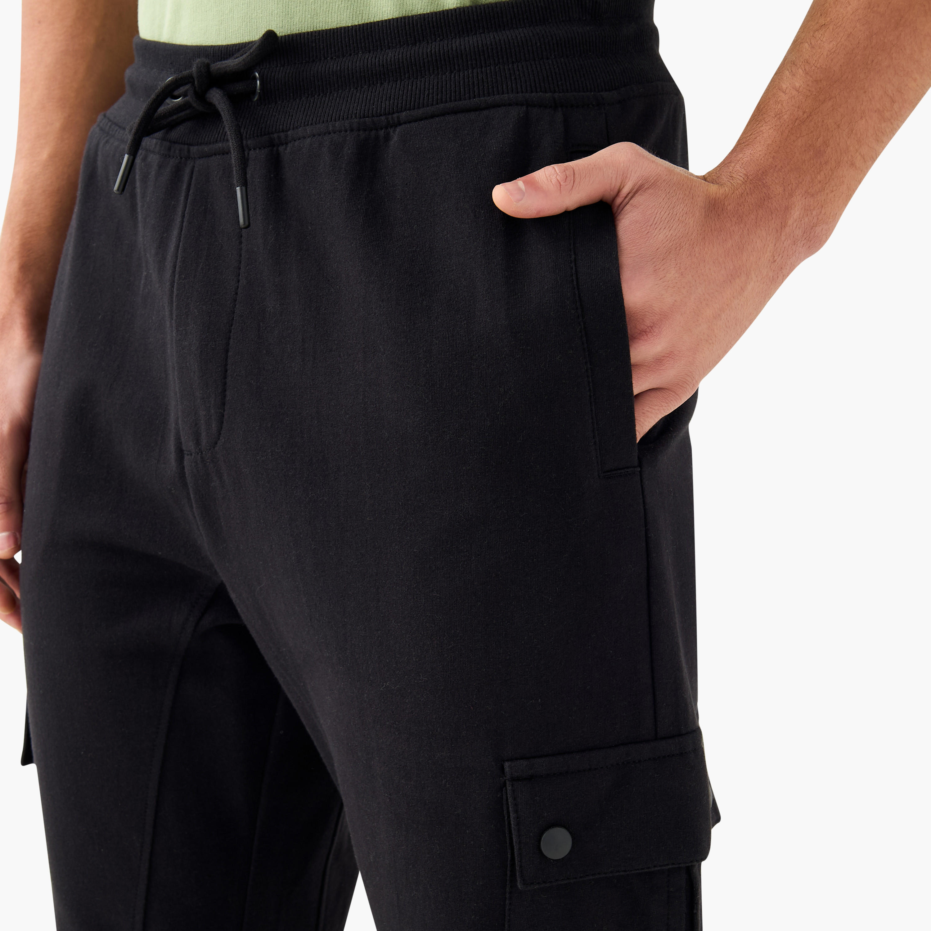 بنطلون رياضي بقصّة عادية مع جيوب ورباط إغلاق-men-clothing-bottoms-joggers-image-4