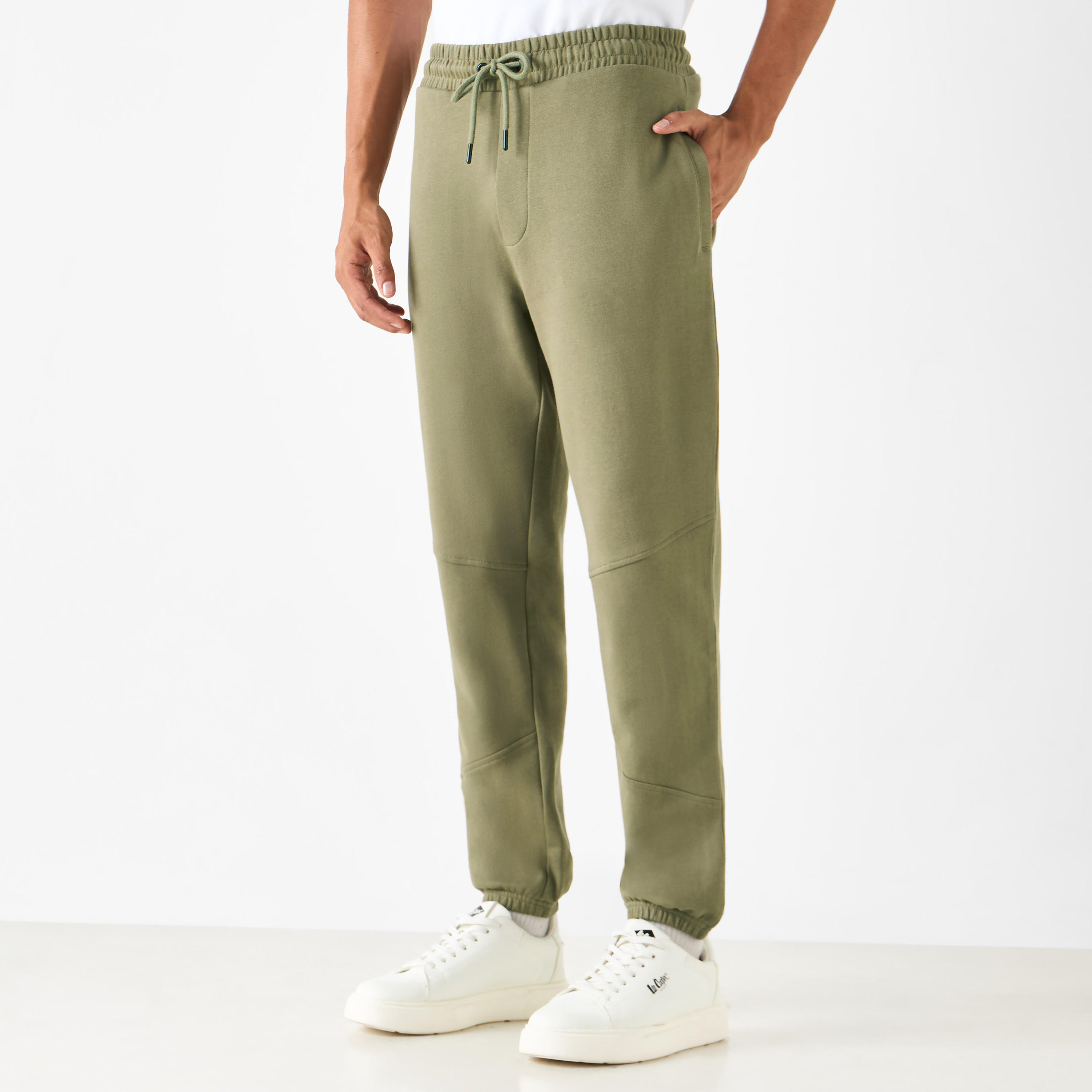 بنطلون رياضي بقصّة مريحة وخصر مطاطي وجيوب-men-clothing-bottoms-joggers-image-1