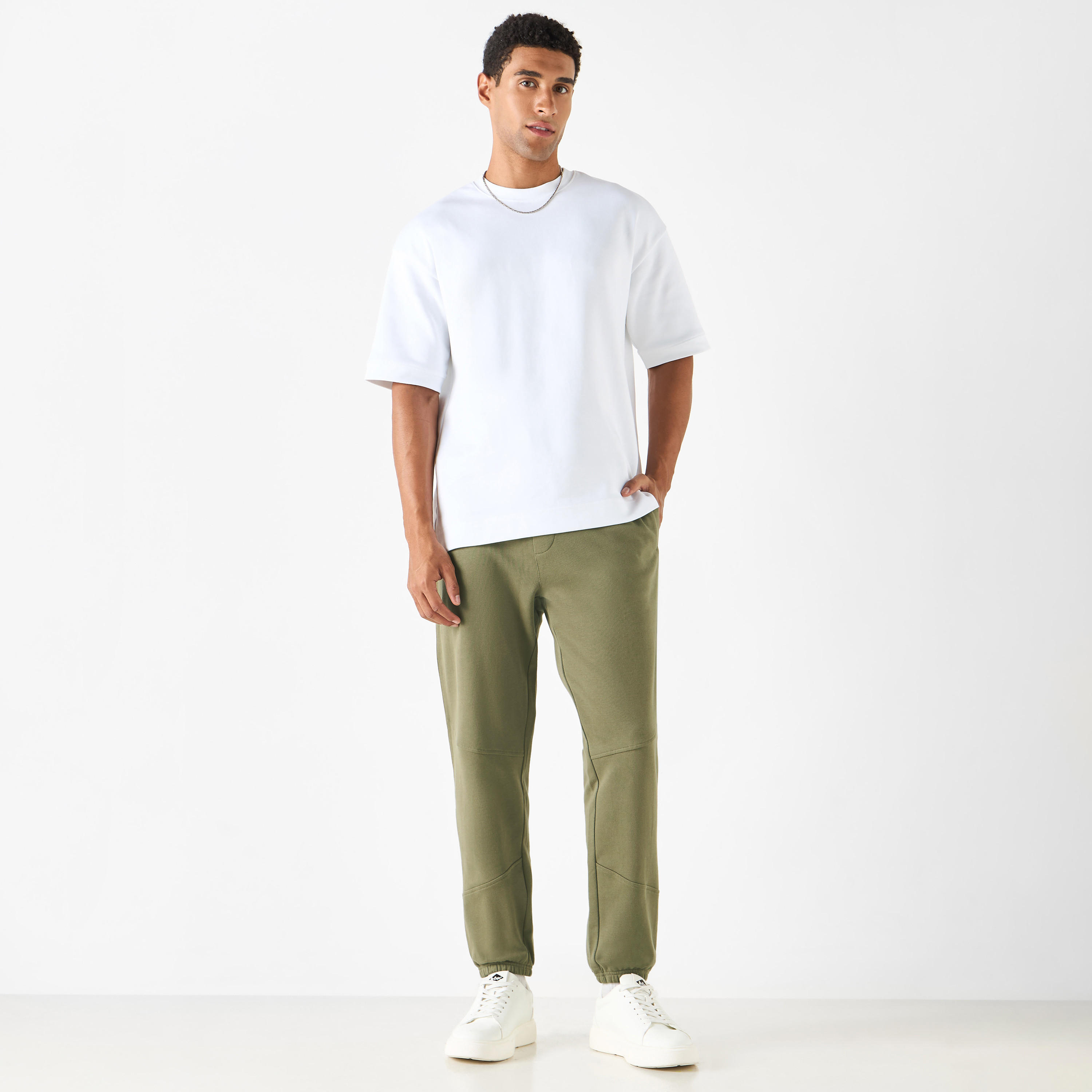 بنطلون رياضي بقصّة مريحة وخصر مطاطي وجيوب-men-clothing-bottoms-joggers-image-2