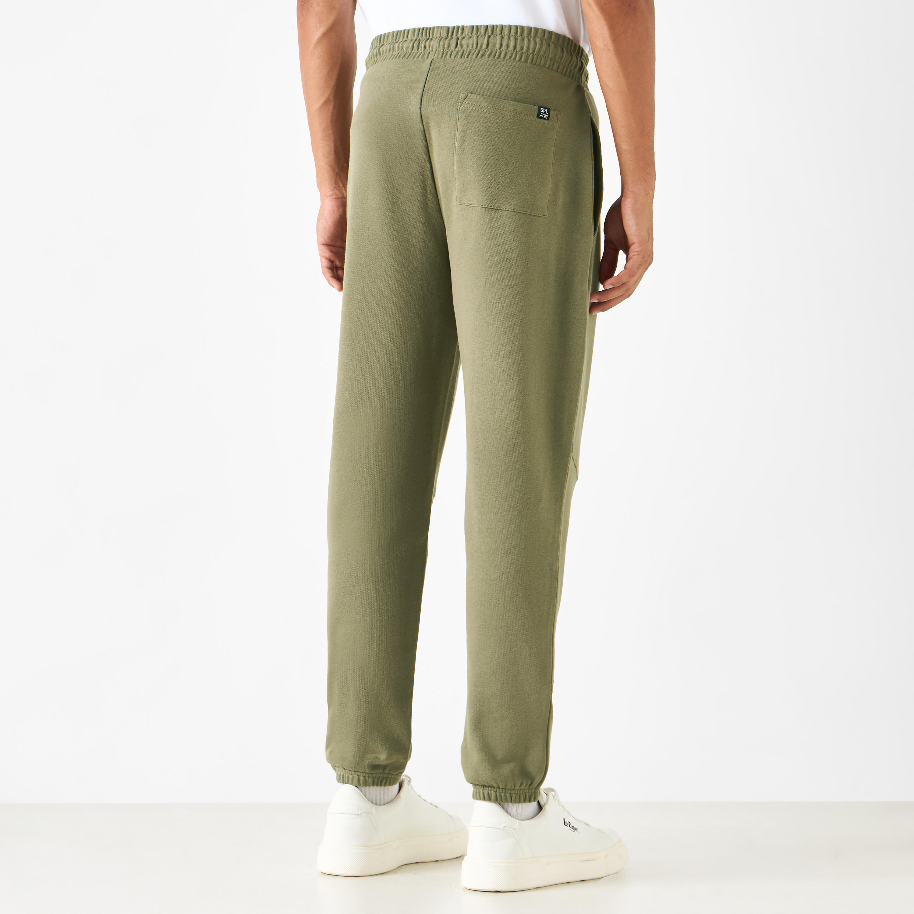 بنطلون رياضي بقصّة مريحة وخصر مطاطي وجيوب-men-clothing-bottoms-joggers-image-3