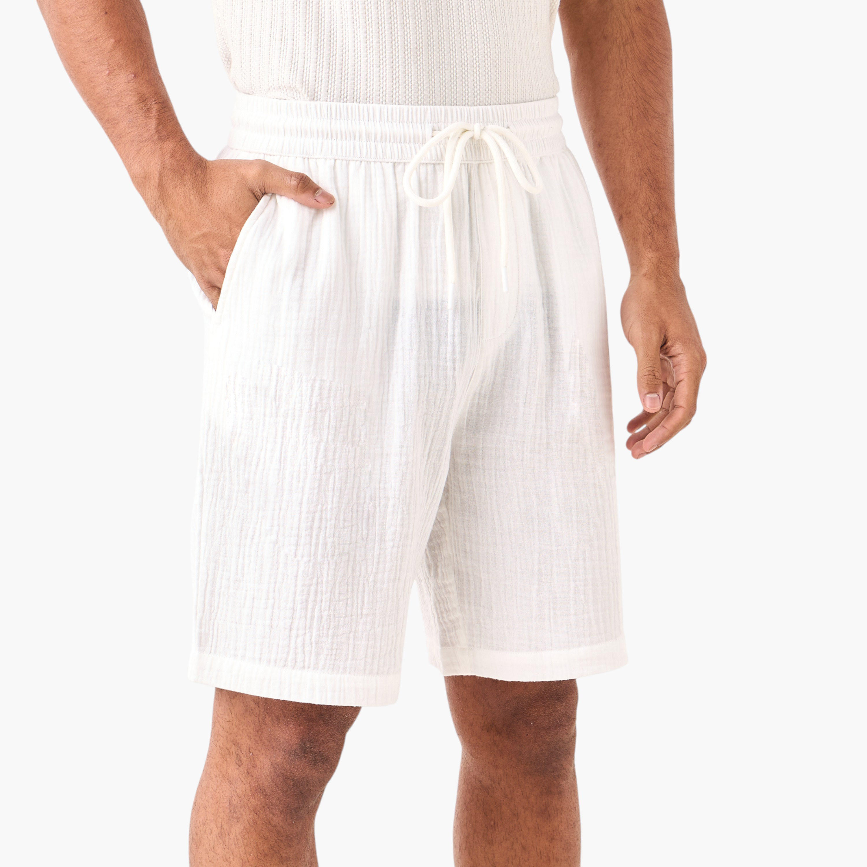 شورت بارز الملمس برباط إغلاق وجيوب من سيرسوكر-men-clothing-bottoms-shorts-image-1