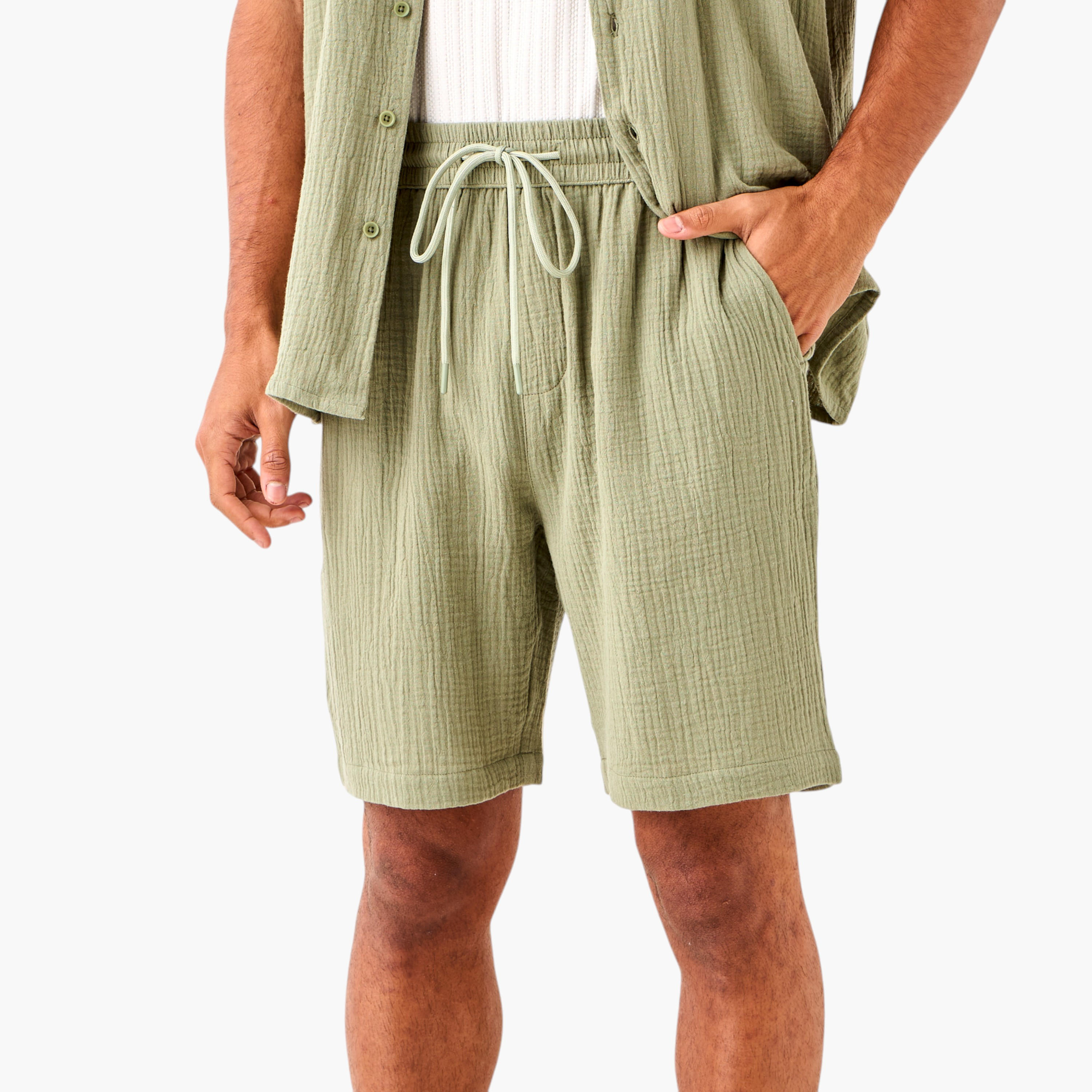 شورت بارز الملمس برباط إغلاق وجيوب من سيرسوكر-men-clothing-bottoms-shorts-image-9