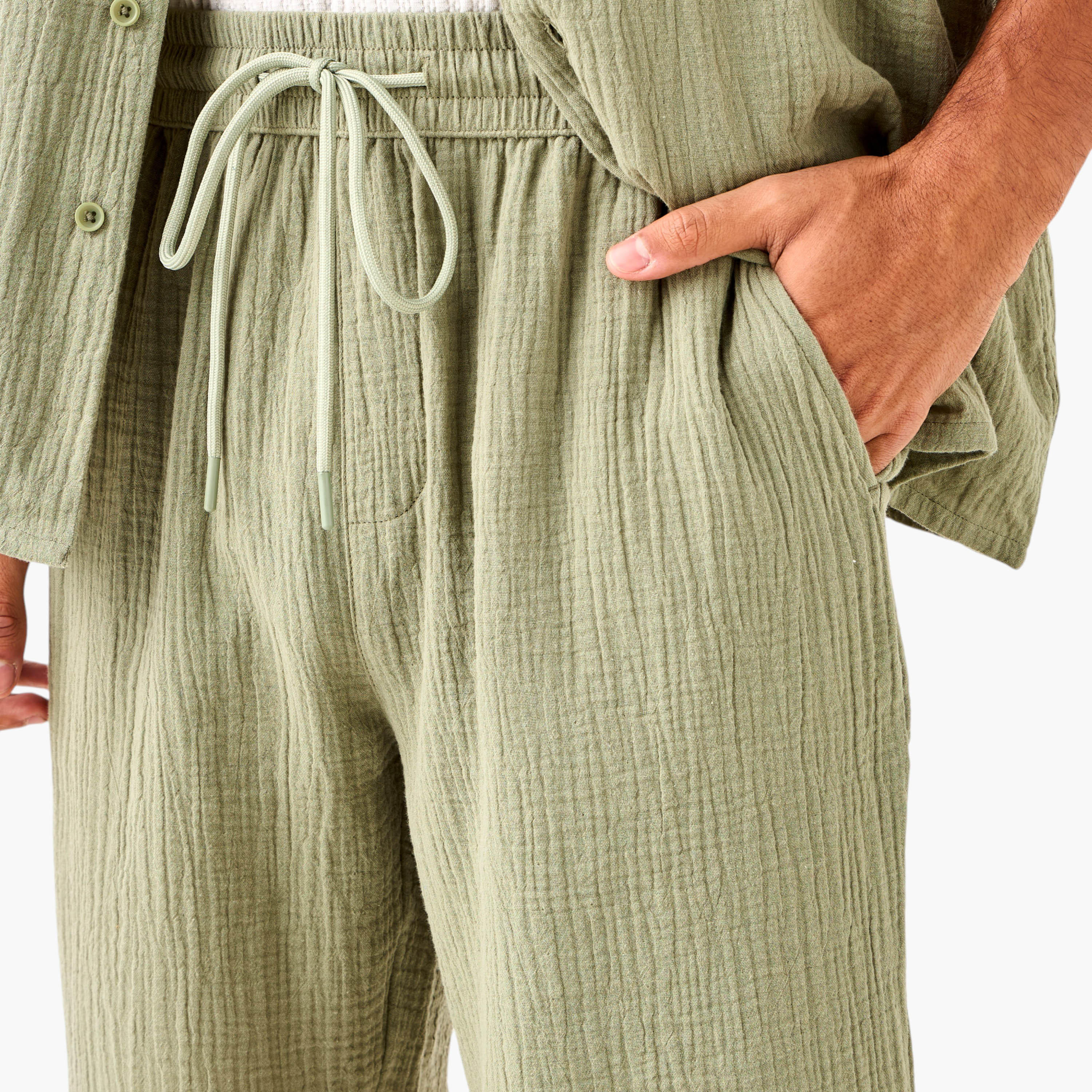 شورت بارز الملمس برباط إغلاق وجيوب من سيرسوكر-men-clothing-bottoms-shorts-image-12