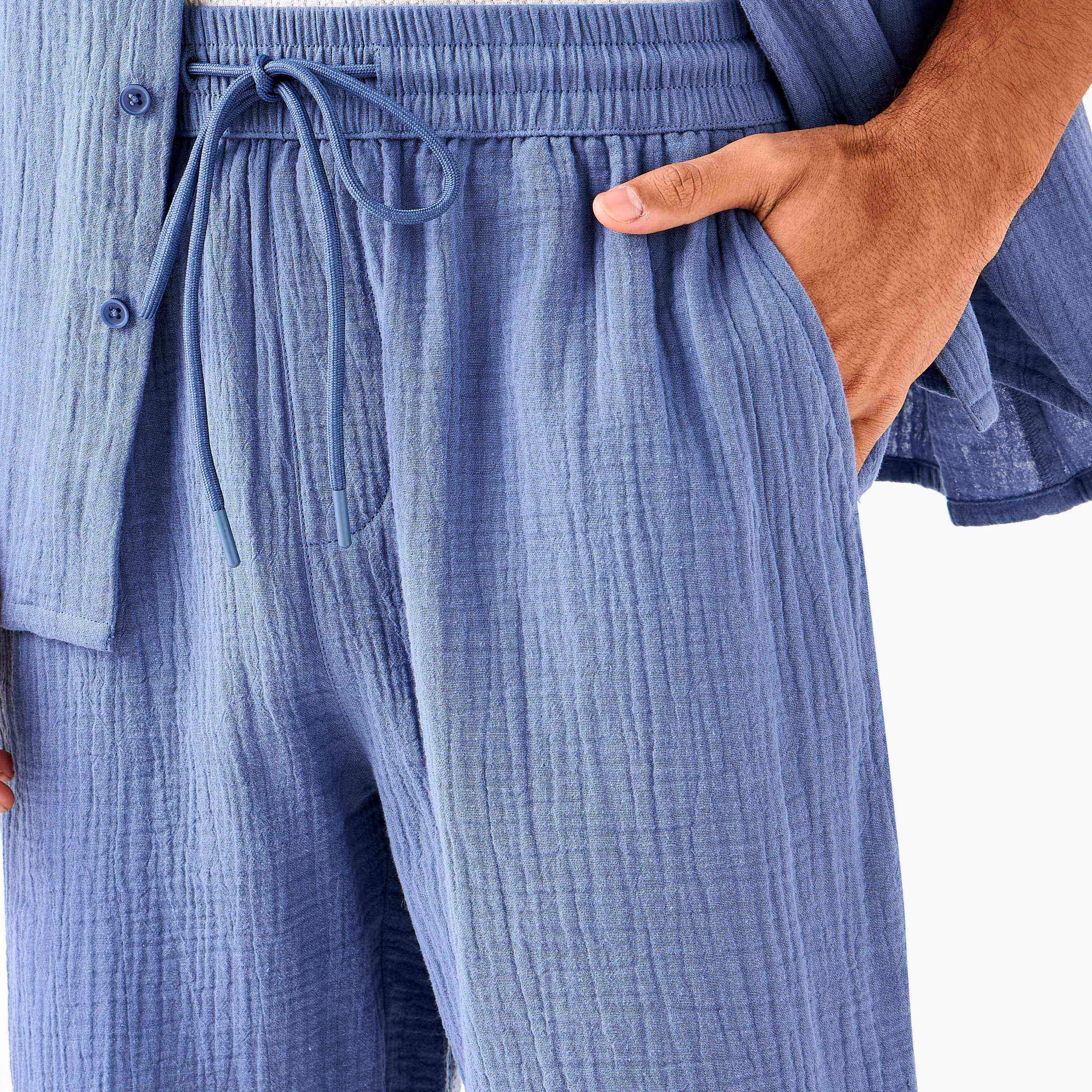 شورت بارز الملمس برباط إغلاق وجيوب من سيرسوكر-men-clothing-bottoms-shorts-image-8