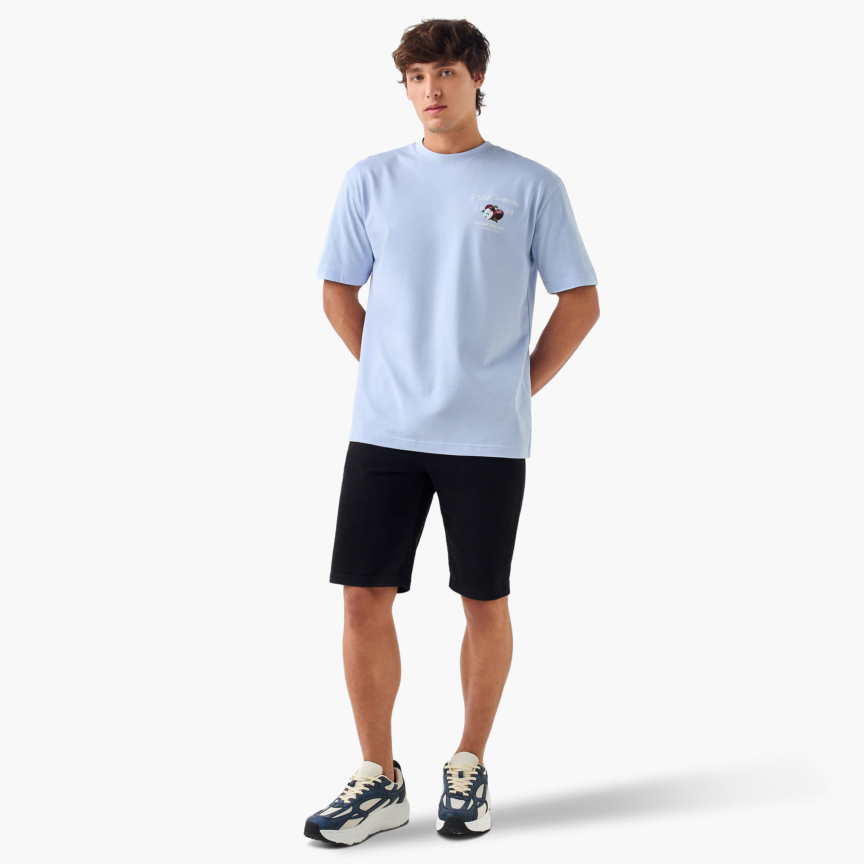تيشيرت بياقة ضيقة وأكمام قصيرة وطبعات جرافيك-men-clothing-tshirtsandpolos-tshirts-image-2