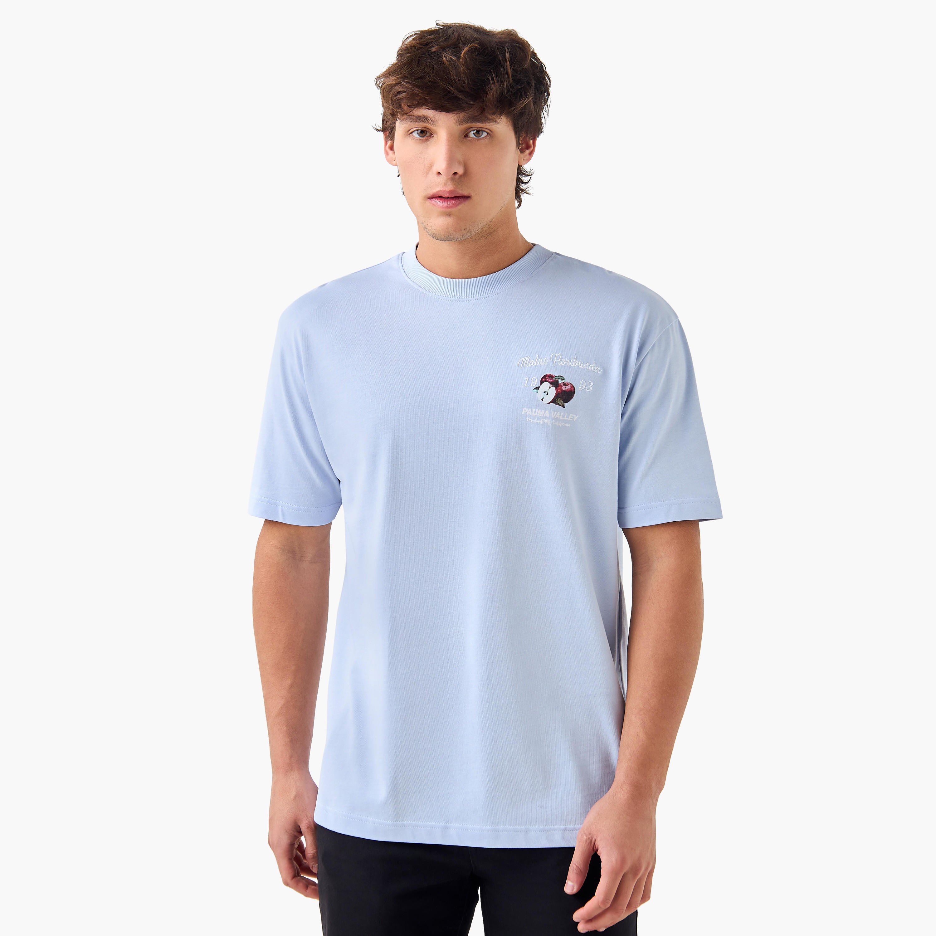 تيشيرت بياقة ضيقة وأكمام قصيرة وطبعات جرافيك-men-clothing-tshirtsandpolos-tshirts-image-3
