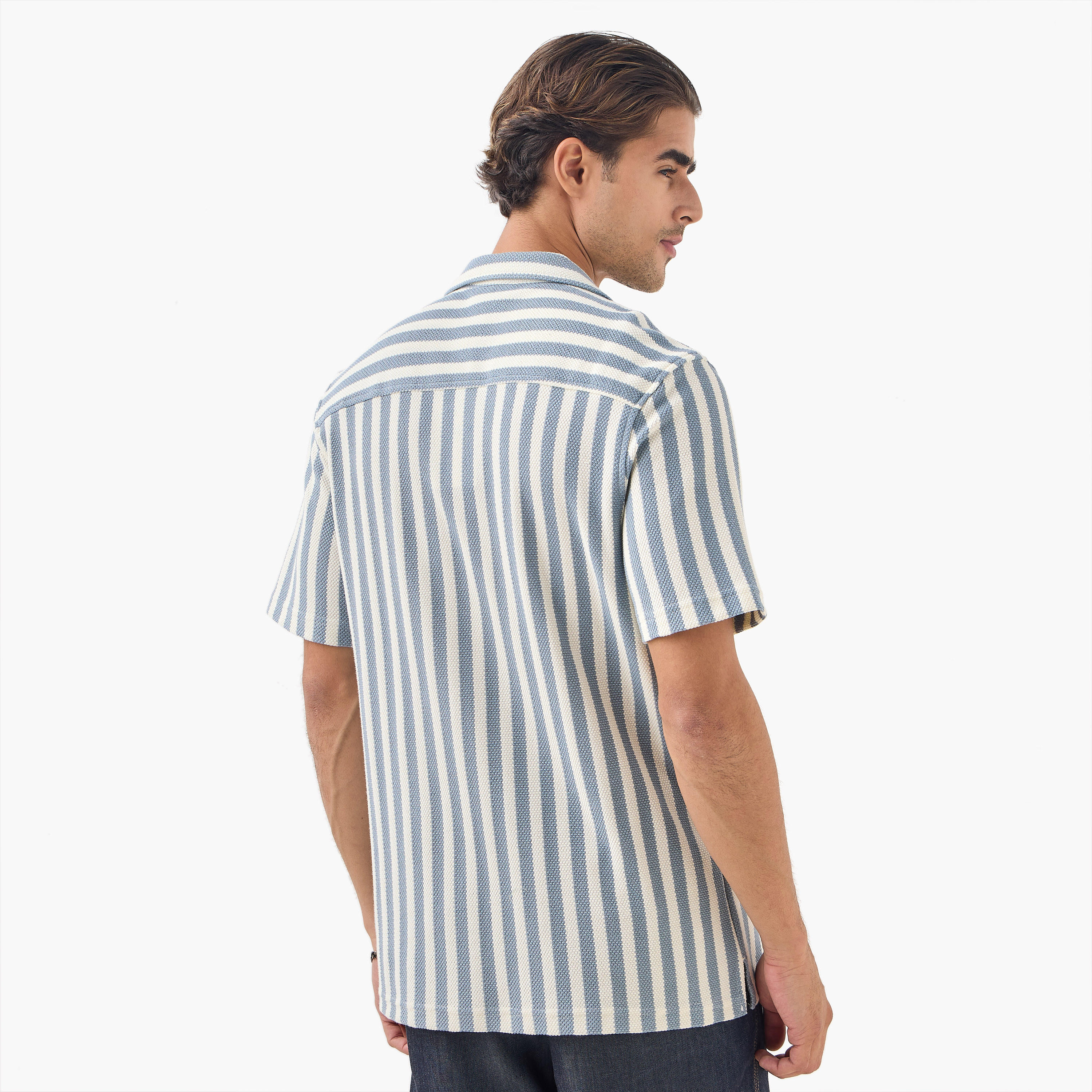 قميص مخطط بياقة كامب وأكمام قصيرة-men-clothing-shirts-image-3