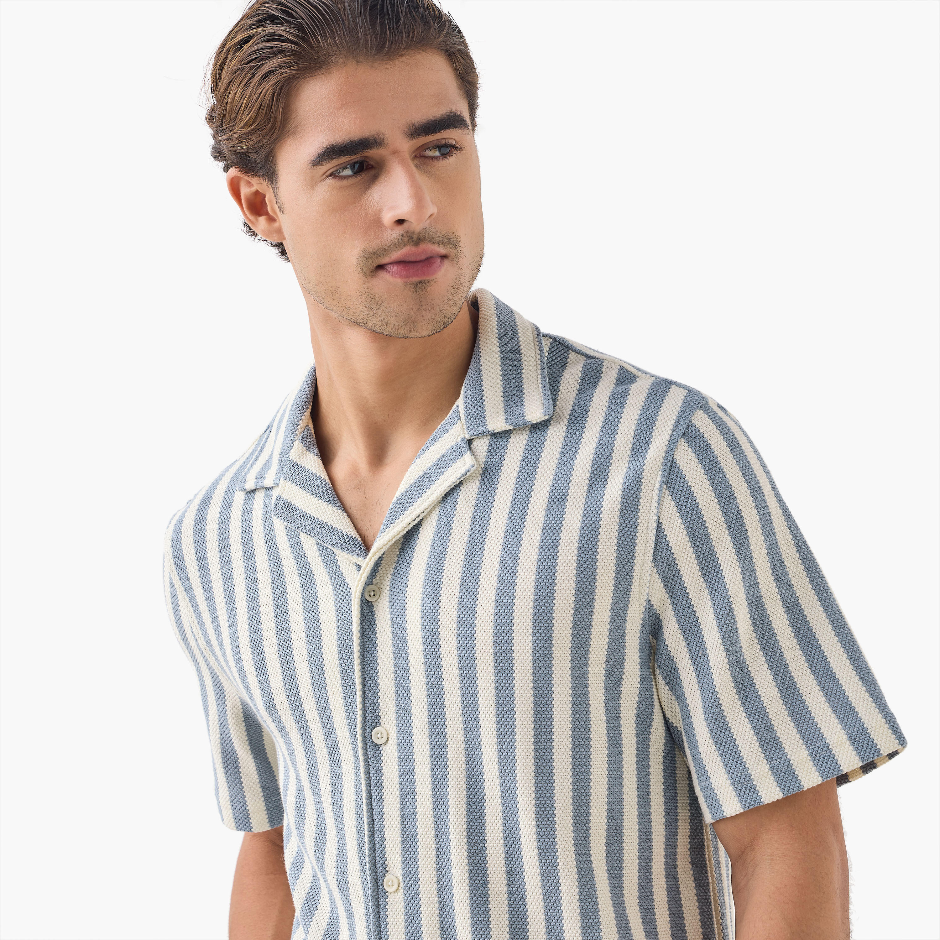 قميص مخطط بياقة كامب وأكمام قصيرة-men-clothing-shirts-image-4