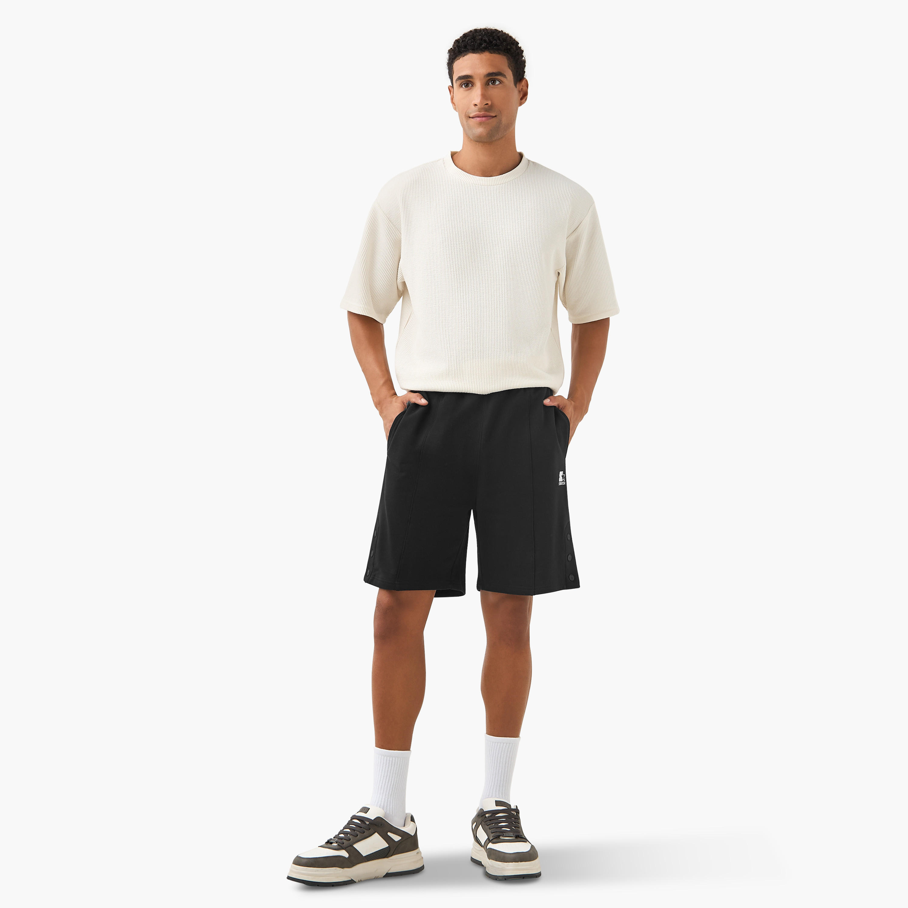 شورت بتفاصيل زر ورباط إغلاق وجيوب من ستارتر-men-clothing-bottoms-shorts-image-4