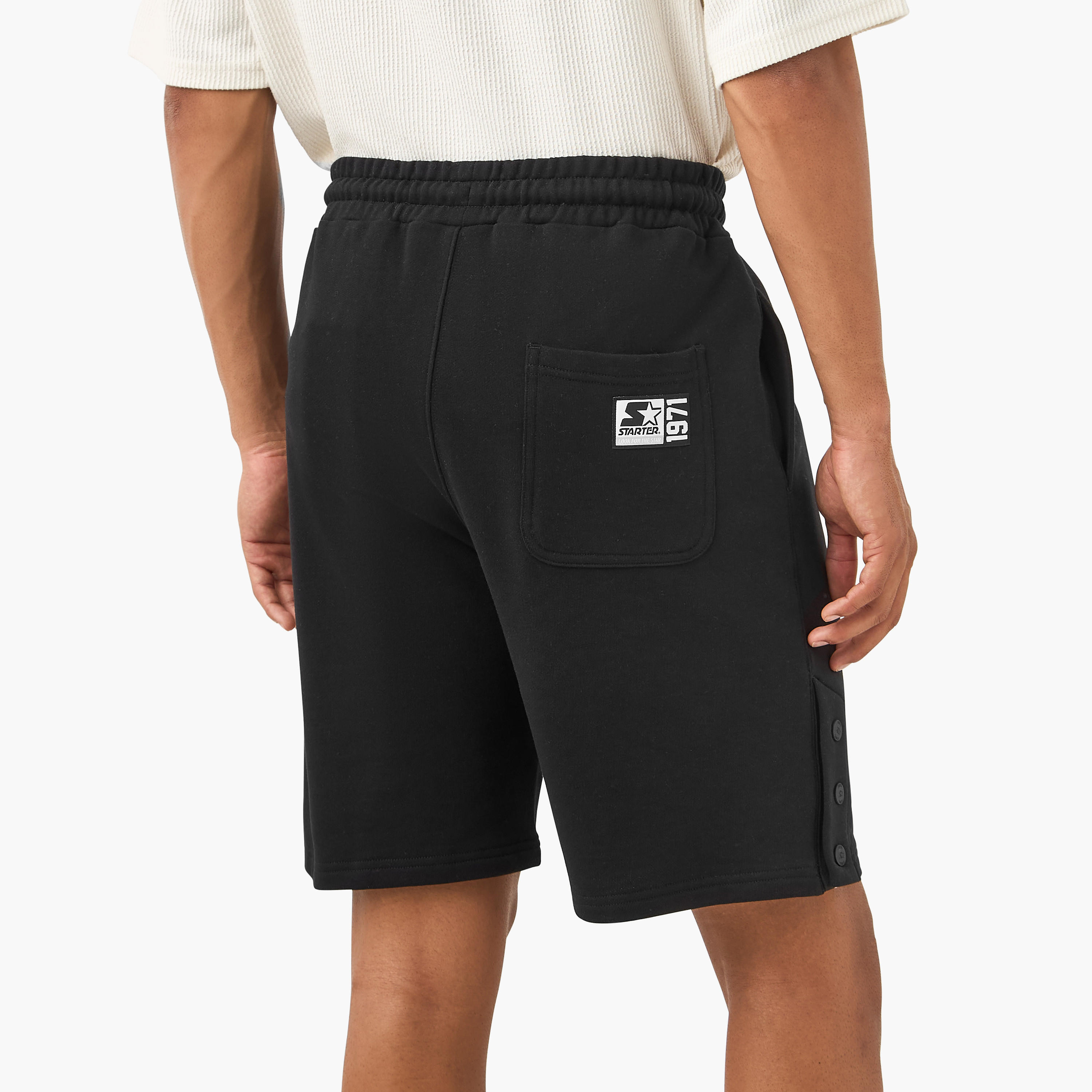 شورت بتفاصيل زر ورباط إغلاق وجيوب من ستارتر-men-clothing-bottoms-shorts-image-3