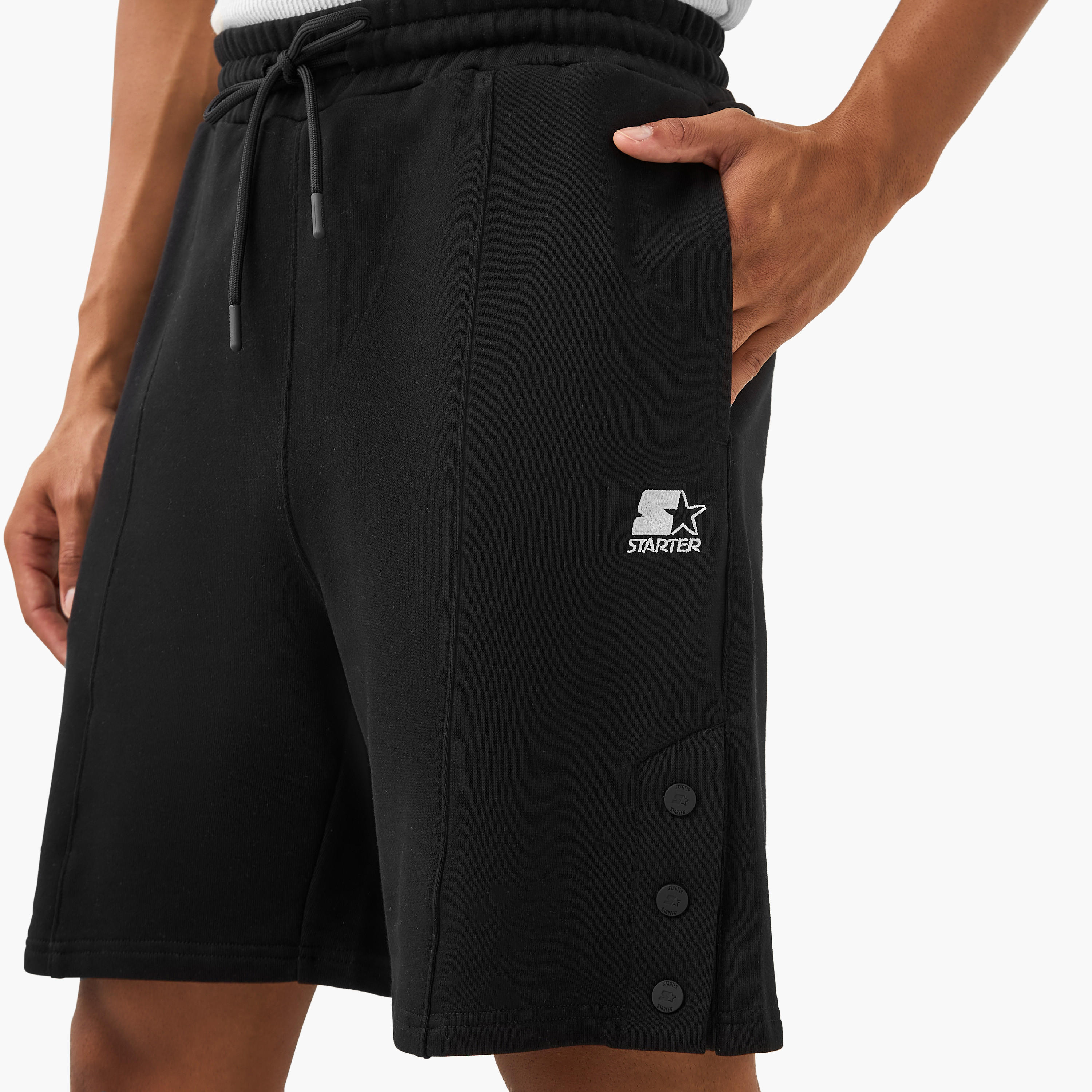 شورت بتفاصيل زر ورباط إغلاق وجيوب من ستارتر-men-clothing-bottoms-shorts-image-2