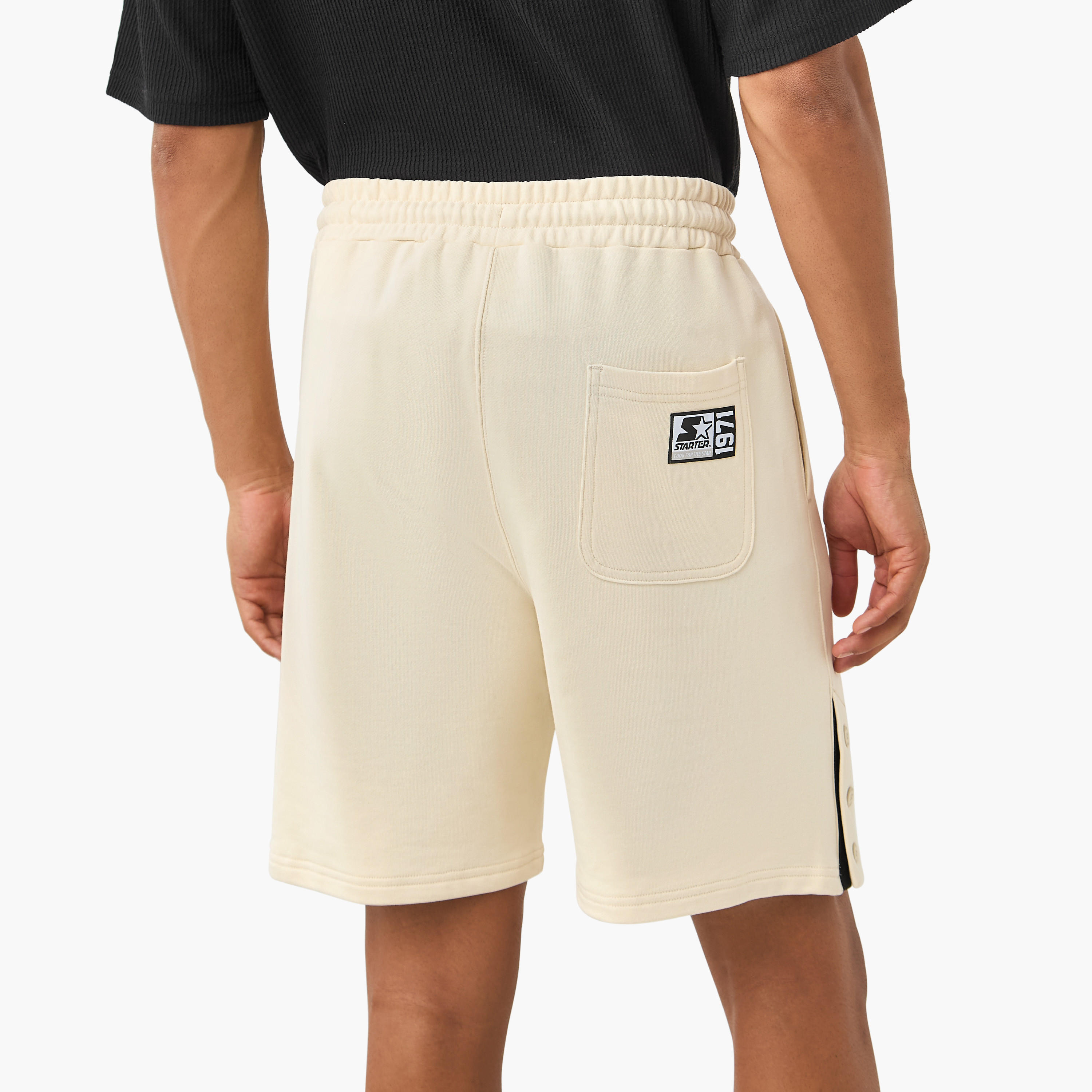 شورت بتفاصيل زر ورباط إغلاق وجيوب من ستارتر-men-clothing-bottoms-shorts-image-4