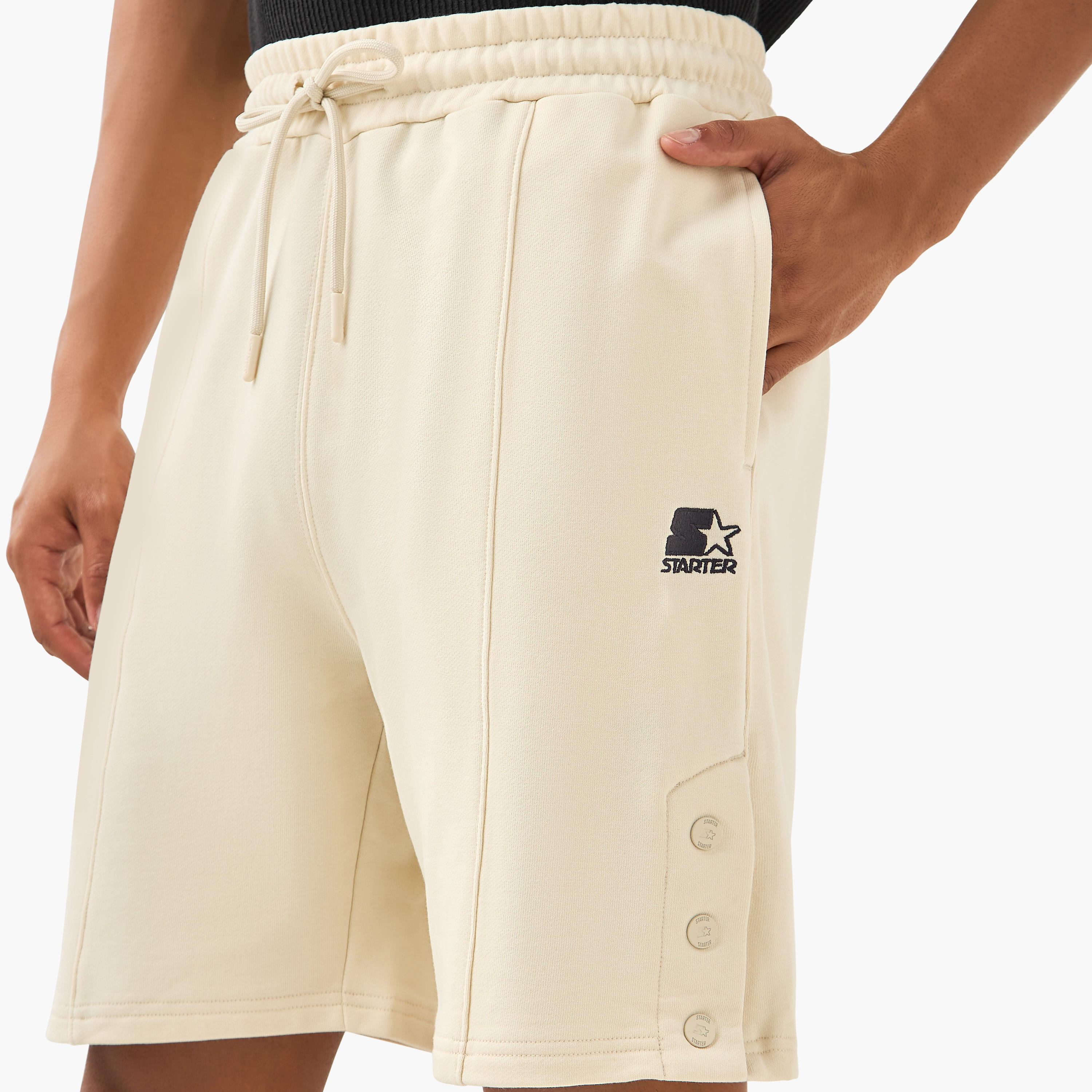 شورت بتفاصيل زر ورباط إغلاق وجيوب من ستارتر-men-clothing-bottoms-shorts-image-3
