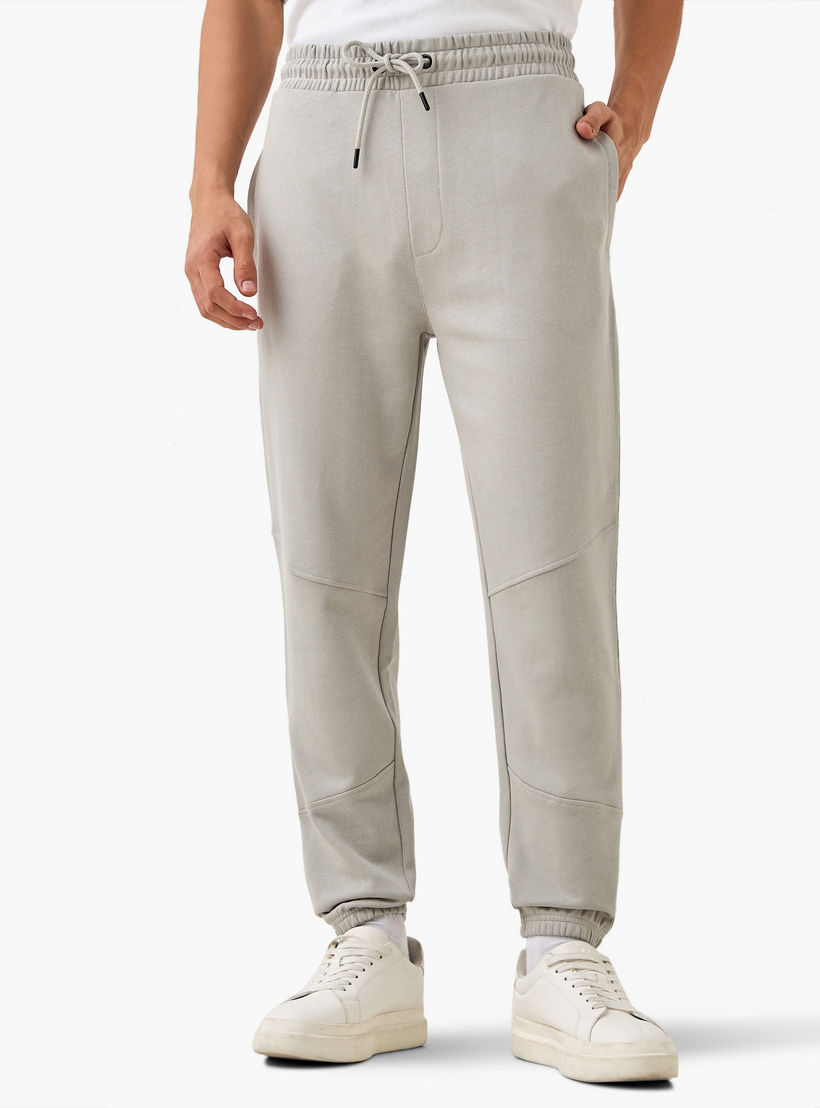 بنطلون رياضي بخصر مرن وتصميم بألواح وجيوب-men-clothing-bottoms-joggers-image-1