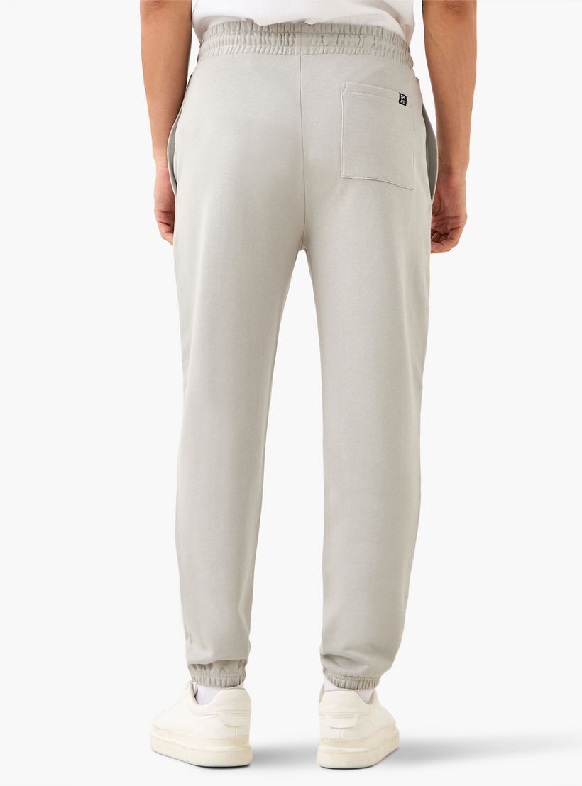 بنطلون رياضي بخصر مرن وتصميم بألواح وجيوب-men-clothing-bottoms-joggers-image-3