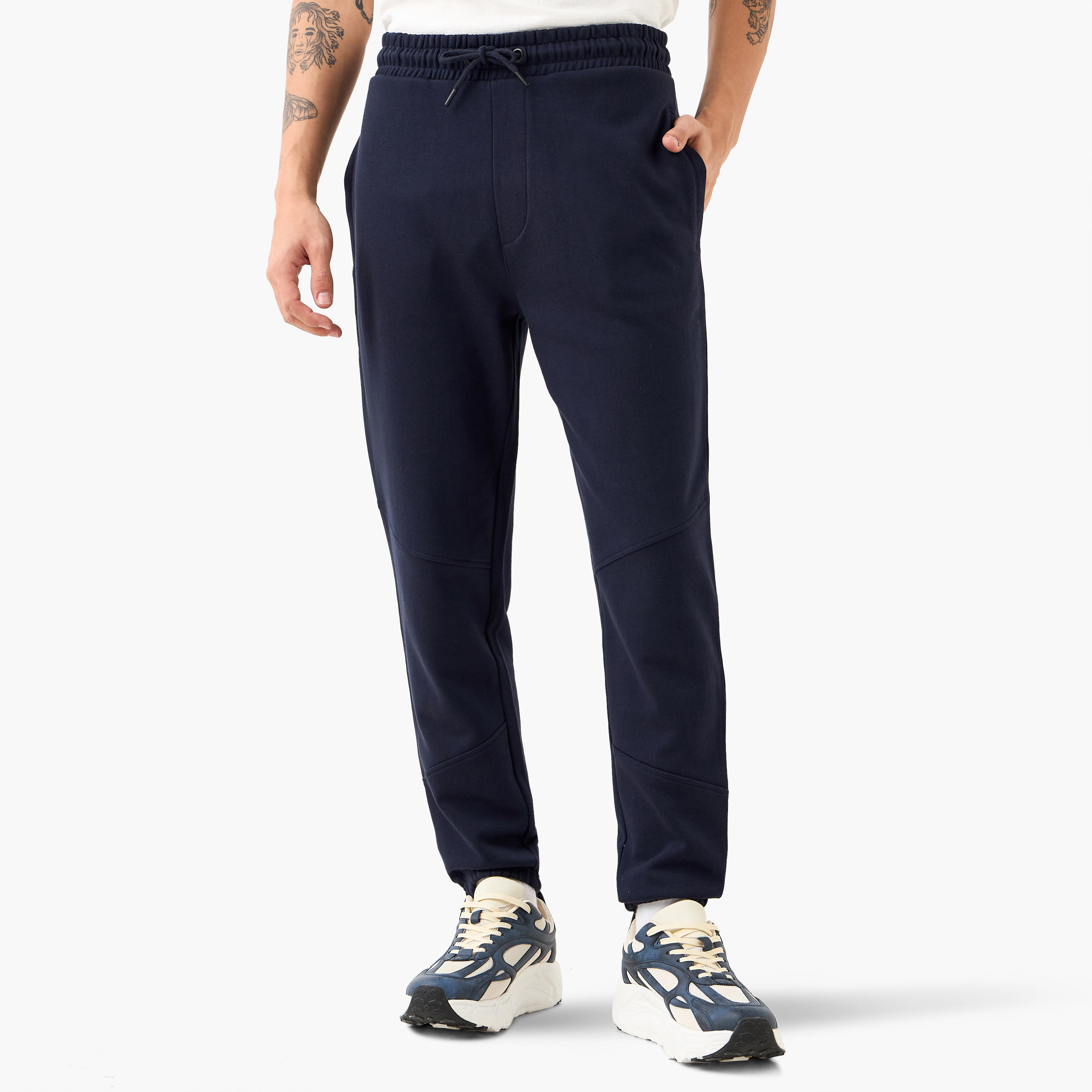 بنطلون رياضي بخصر مرن وتصميم بألواح وجيوب-men-clothing-bottoms-joggers-image-1