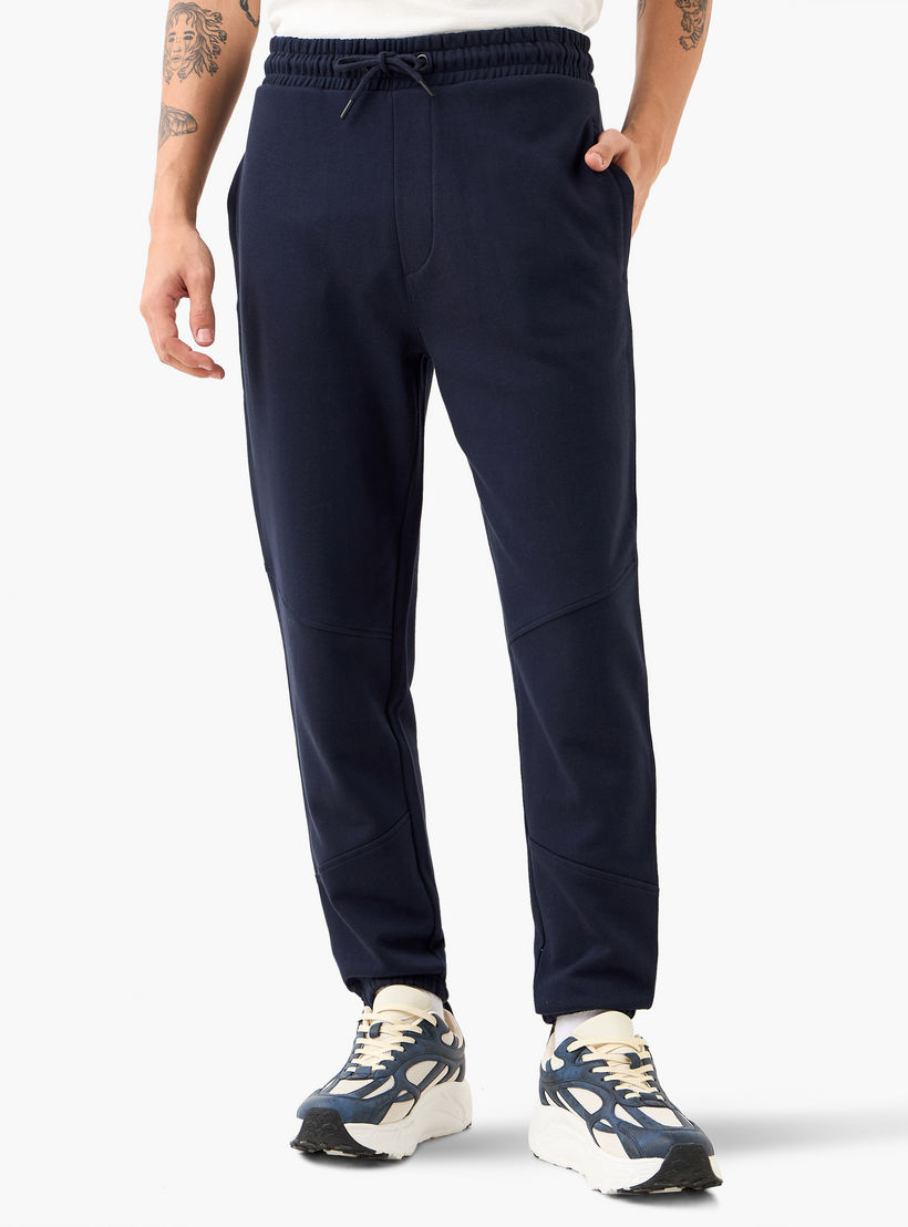 بنطلون رياضي بخصر مرن وتصميم بألواح وجيوب-men-clothing-bottoms-joggers-image-1