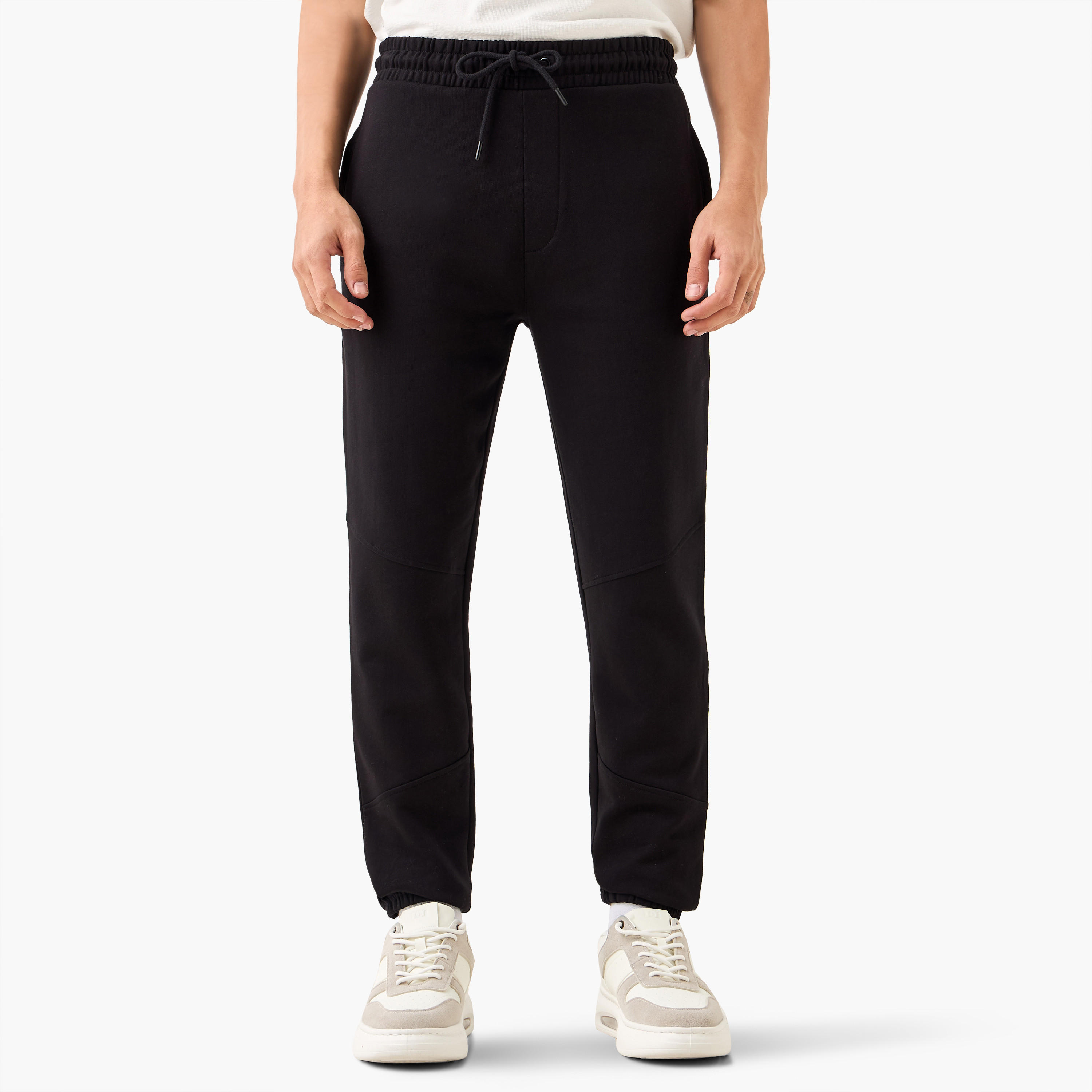 بنطلون رياضي بخصر مرن وتصميم بألواح وجيوب-men-clothing-bottoms-joggers-image-1