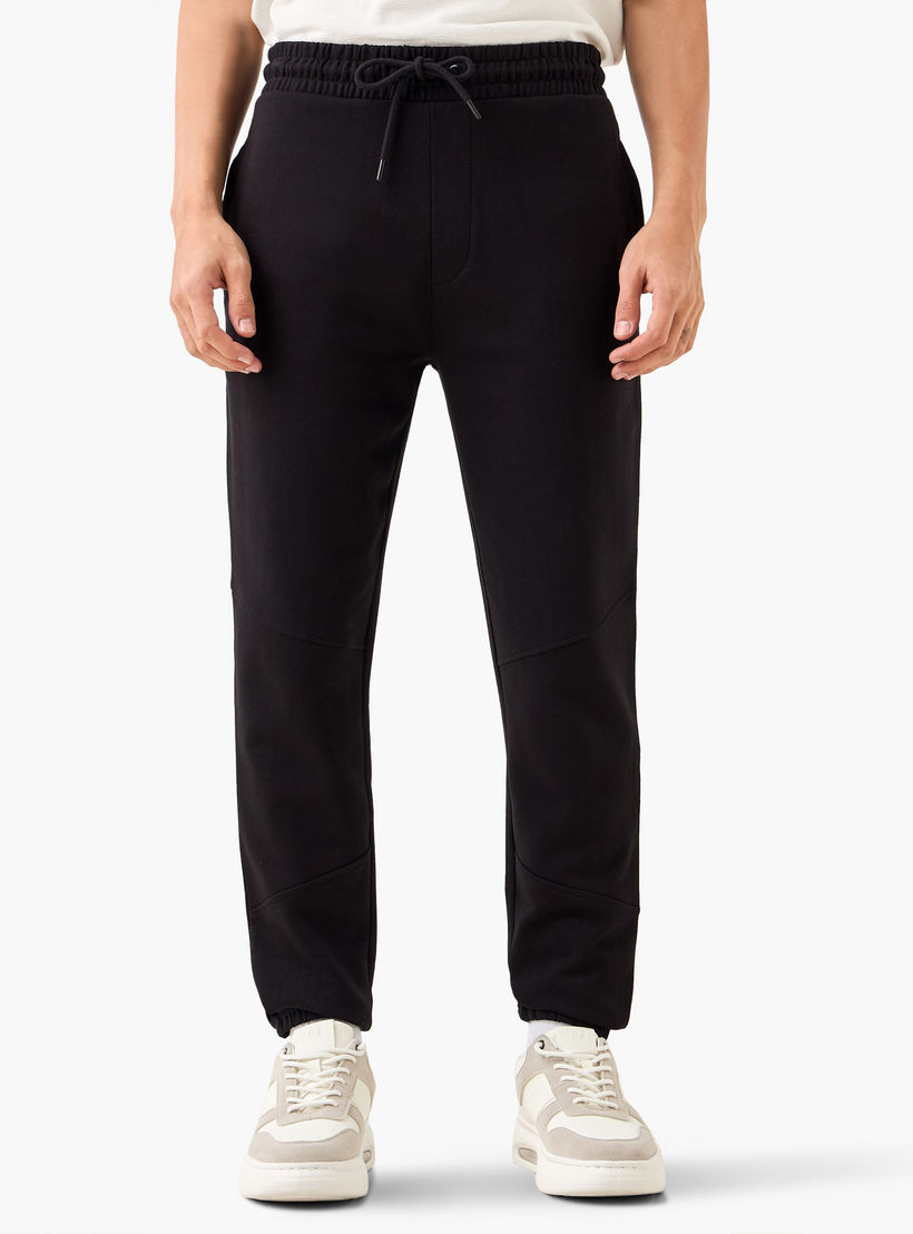 بنطلون رياضي بخصر مرن وتصميم بألواح وجيوب-men-clothing-bottoms-joggers-image-1