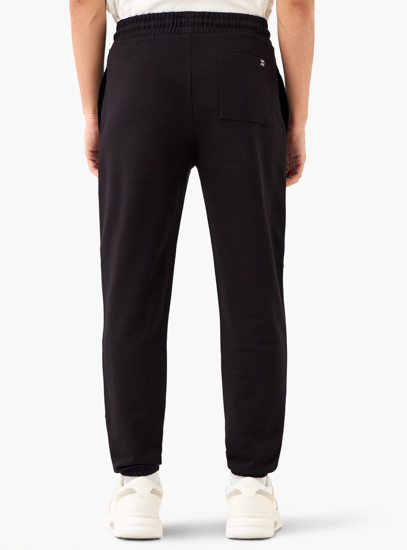 بنطلون رياضي بخصر مرن وتصميم بألواح وجيوب-men-clothing-bottoms-joggers-image-3