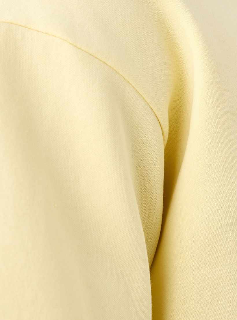 تيشيرت بقصّة عادية وياقة ضيقة وأكمام قصيرة وطبعات-men-clothing-tshirtsandpolos-tshirts-image-5