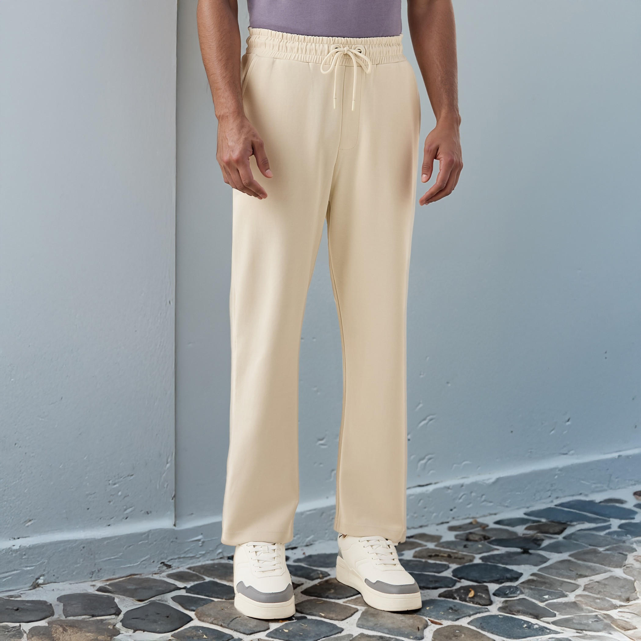بنطلون رياضي بقصّة مريحة وخصر مطاطي وجيوب-men-clothing-bottoms-joggers-image-1