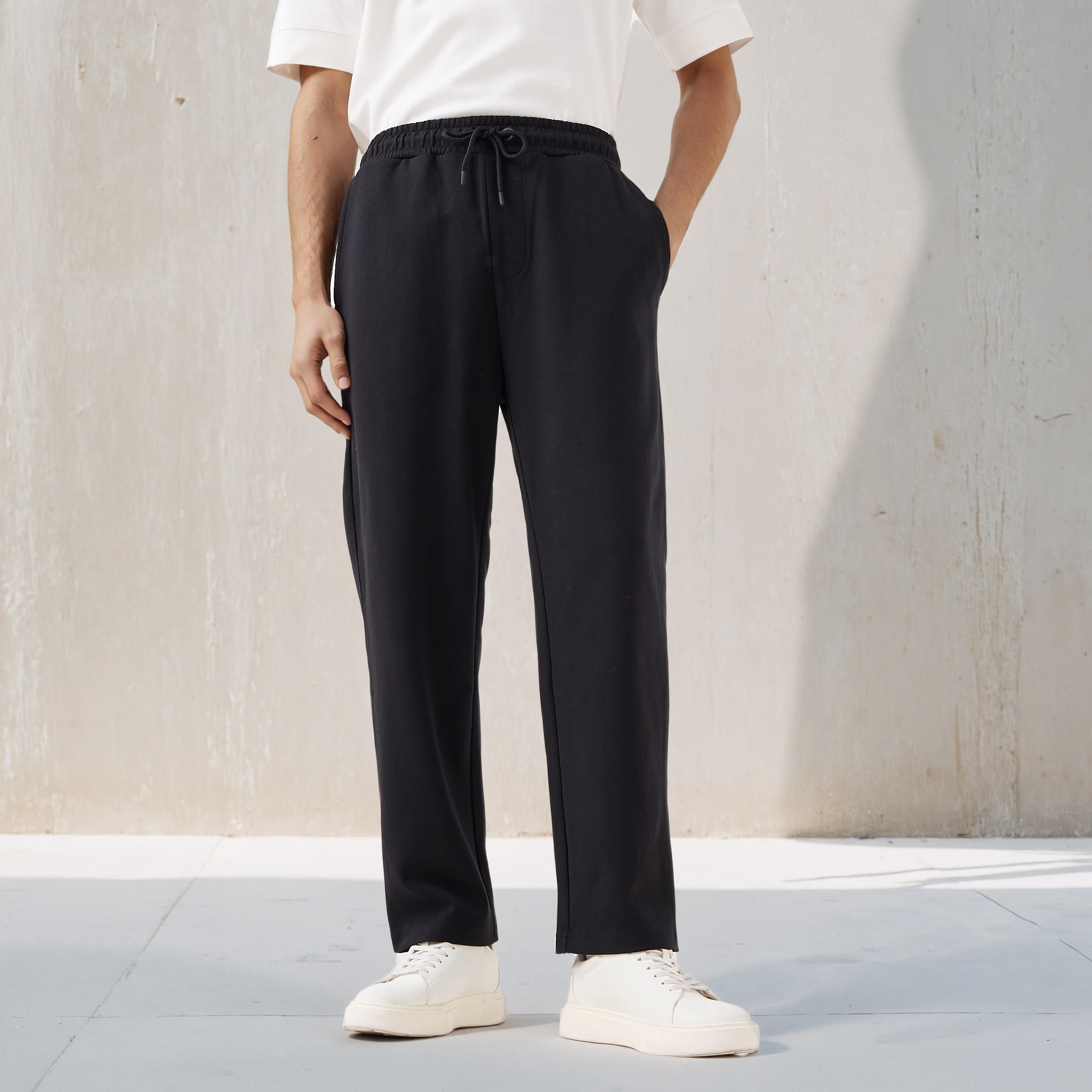 بنطلون رياضي بقصّة مريحة وخصر مطاطي وجيوب-men-clothing-bottoms-joggers-image-1