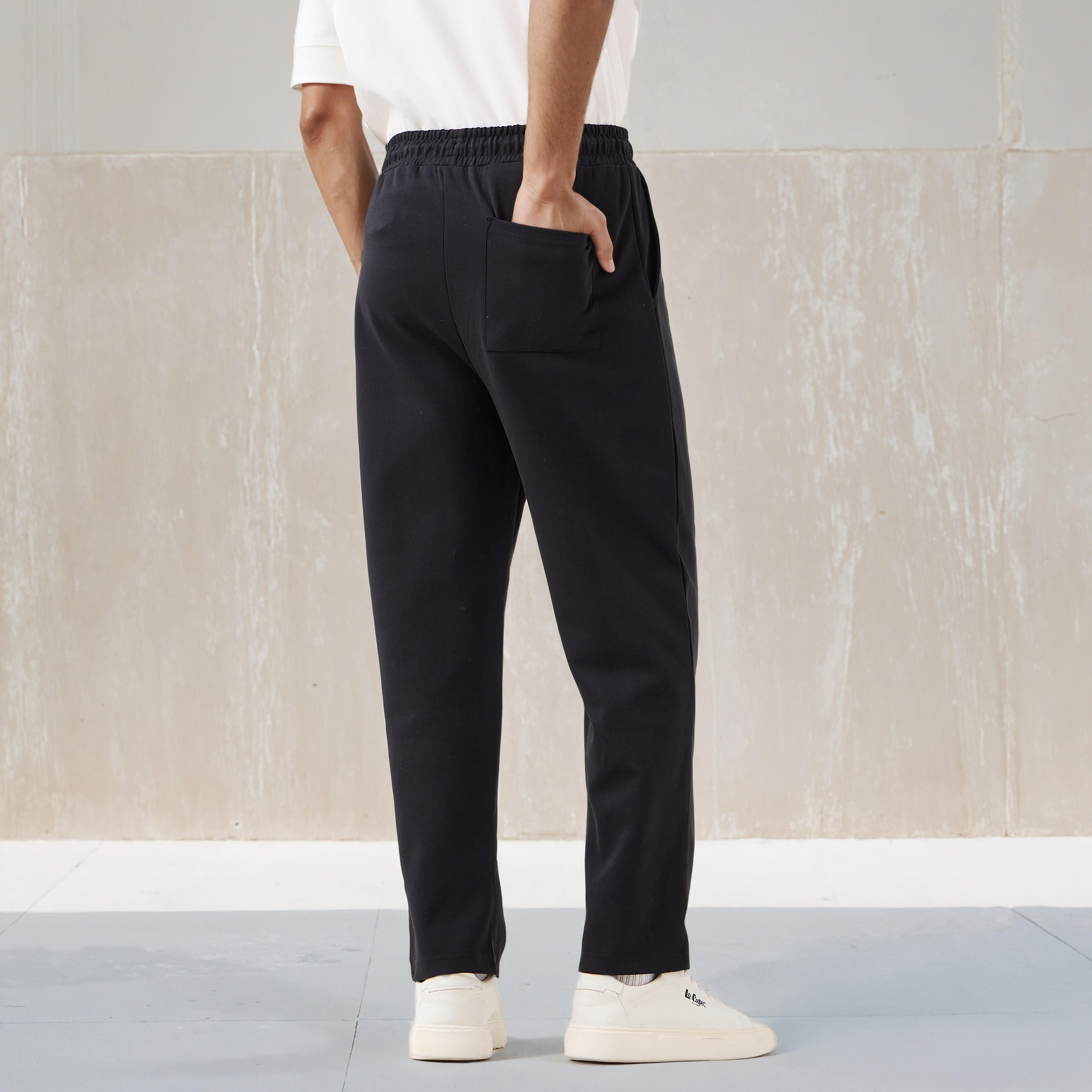 بنطلون رياضي بقصّة مريحة وخصر مطاطي وجيوب-men-clothing-bottoms-joggers-image-3