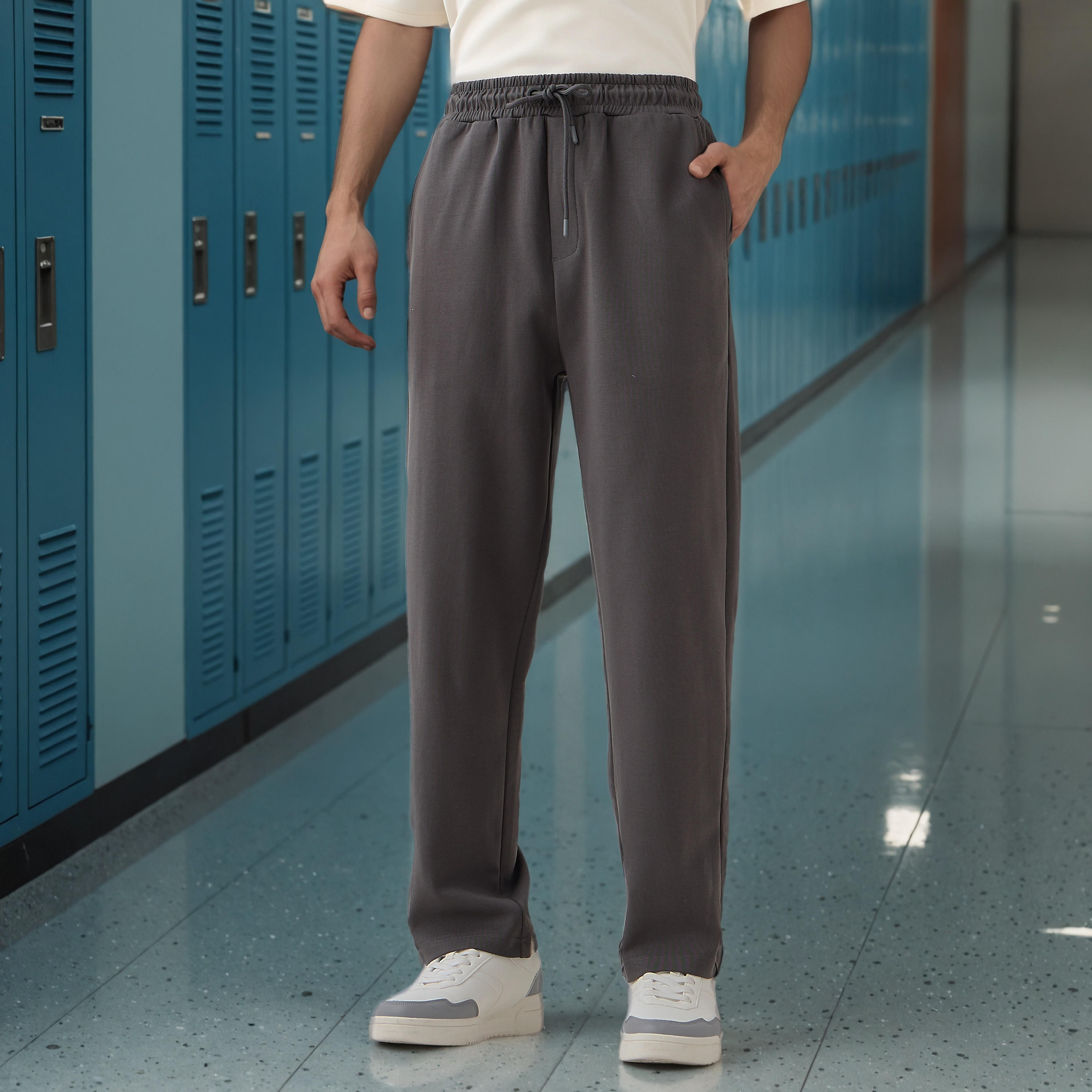 بنطلون رياضي بقصّة مريحة وخصر مطاطي وجيوب-men-clothing-bottoms-joggers-image-1