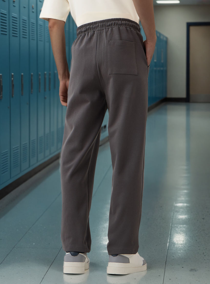 بنطلون رياضي بقصّة مريحة وخصر مطاطي وجيوب-men-clothing-bottoms-joggers-image-3