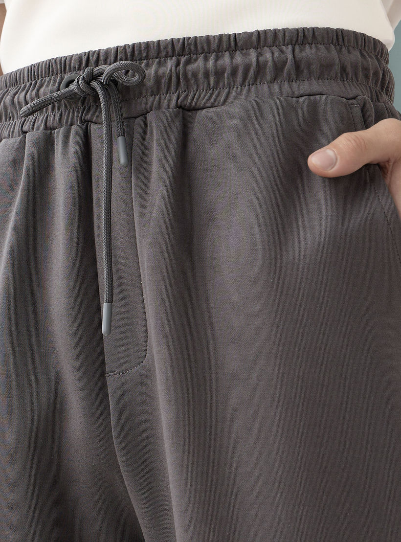 بنطلون رياضي بقصّة مريحة وخصر مطاطي وجيوب-men-clothing-bottoms-joggers-image-4