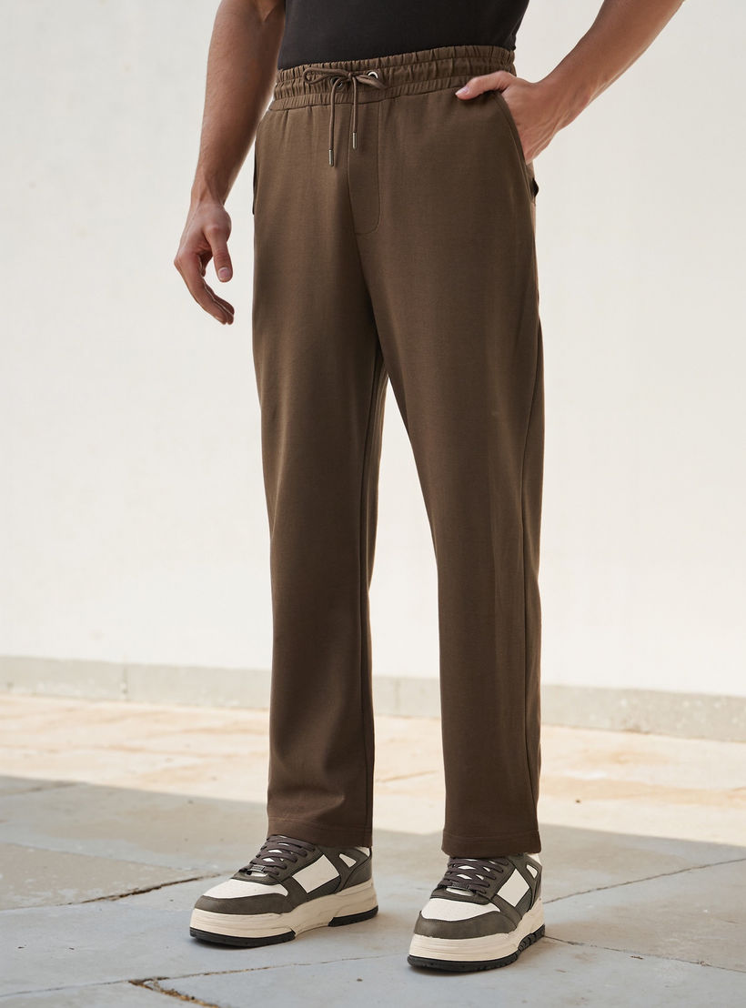 بنطلون رياضي بقصّة مريحة وخصر مطاطي وجيوب-men-clothing-bottoms-joggers-image-1