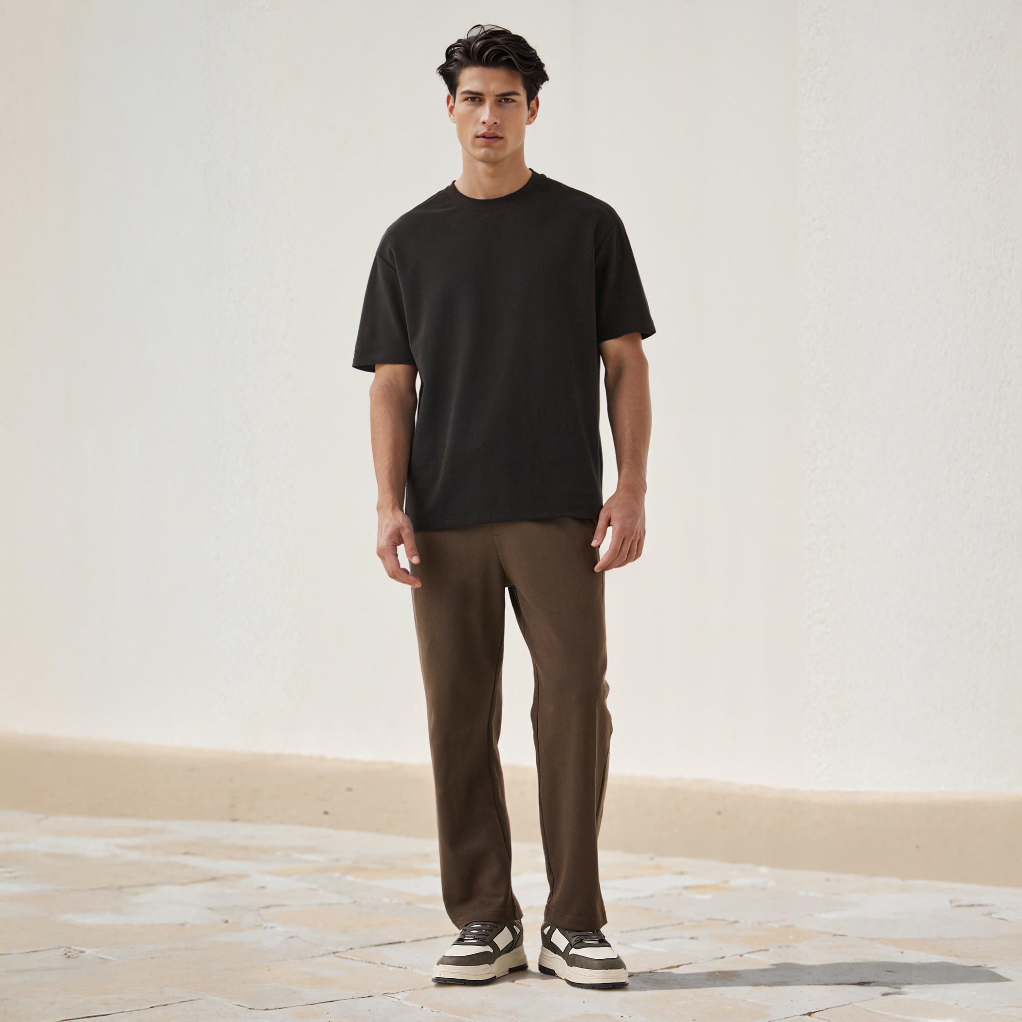 بنطلون رياضي بقصّة مريحة وخصر مطاطي وجيوب-men-clothing-bottoms-joggers-image-2