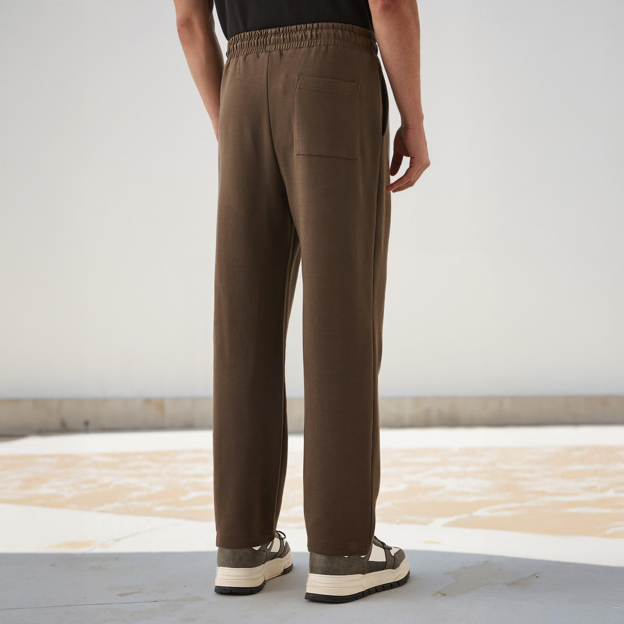 بنطلون رياضي بقصّة مريحة وخصر مطاطي وجيوب-men-clothing-bottoms-joggers-image-3