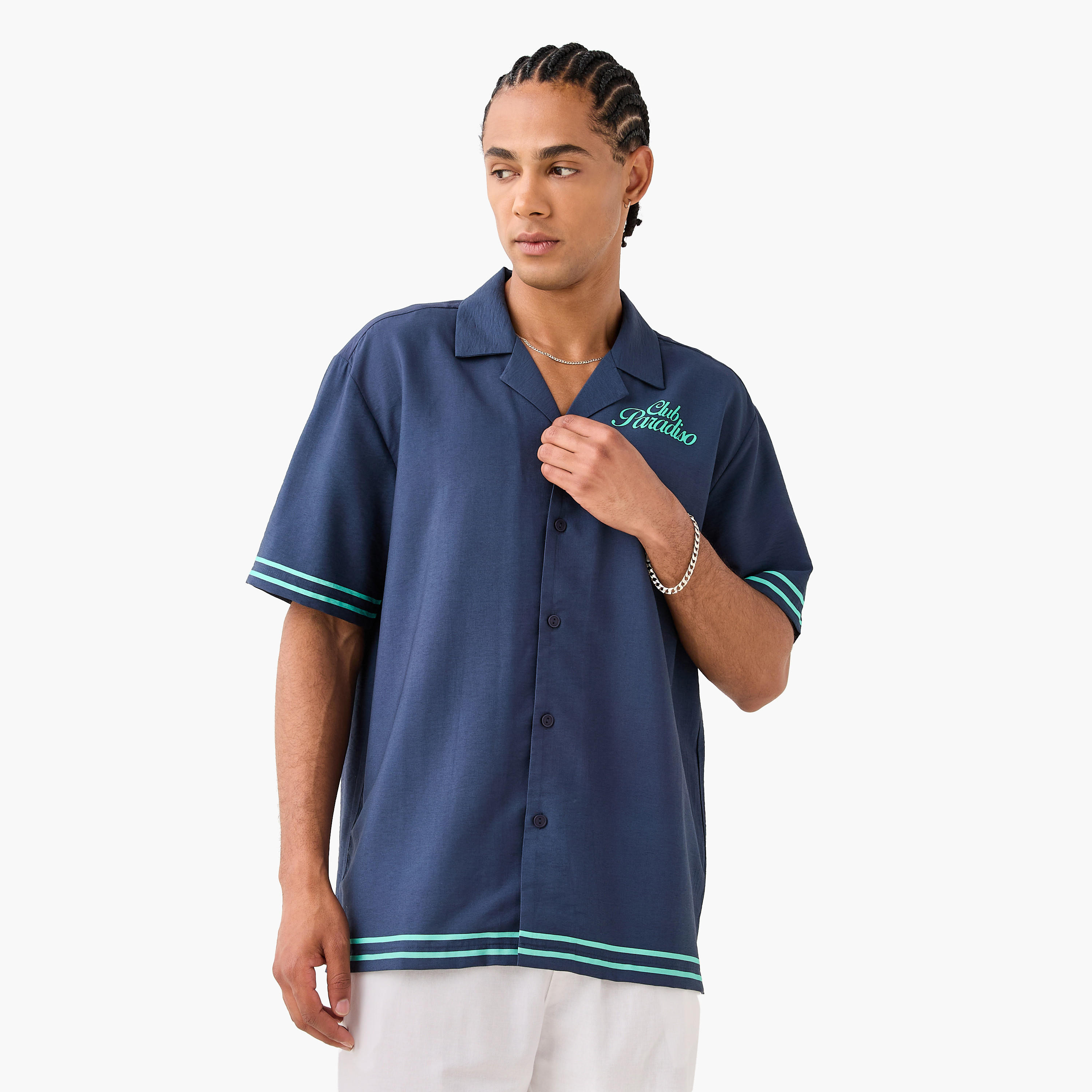 قميص بقصة مريحة وطبعات جرافيك مع ياقة كامب-men-clothing-shirts-image-1