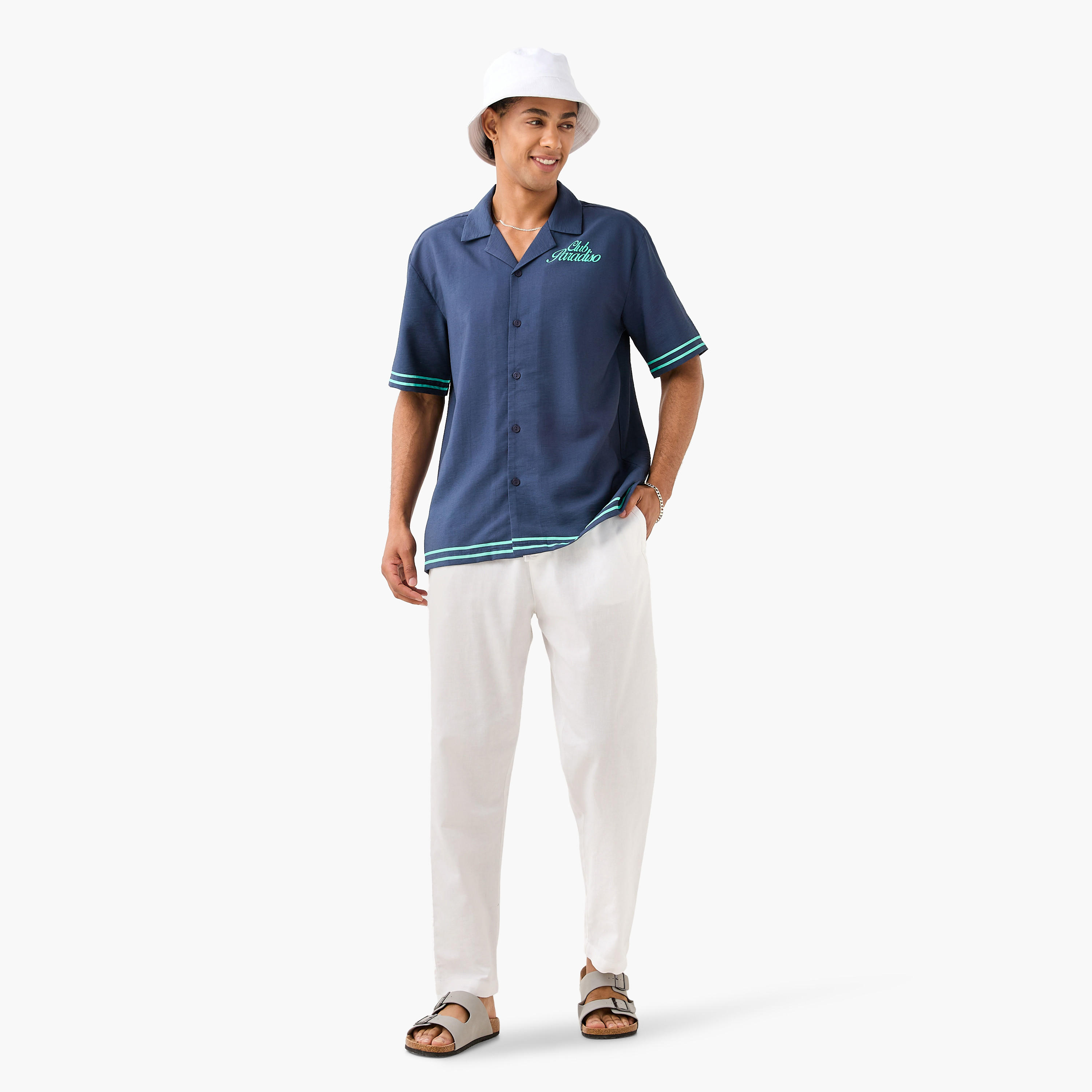 قميص بقصة مريحة وطبعات جرافيك مع ياقة كامب-men-clothing-shirts-image-2
