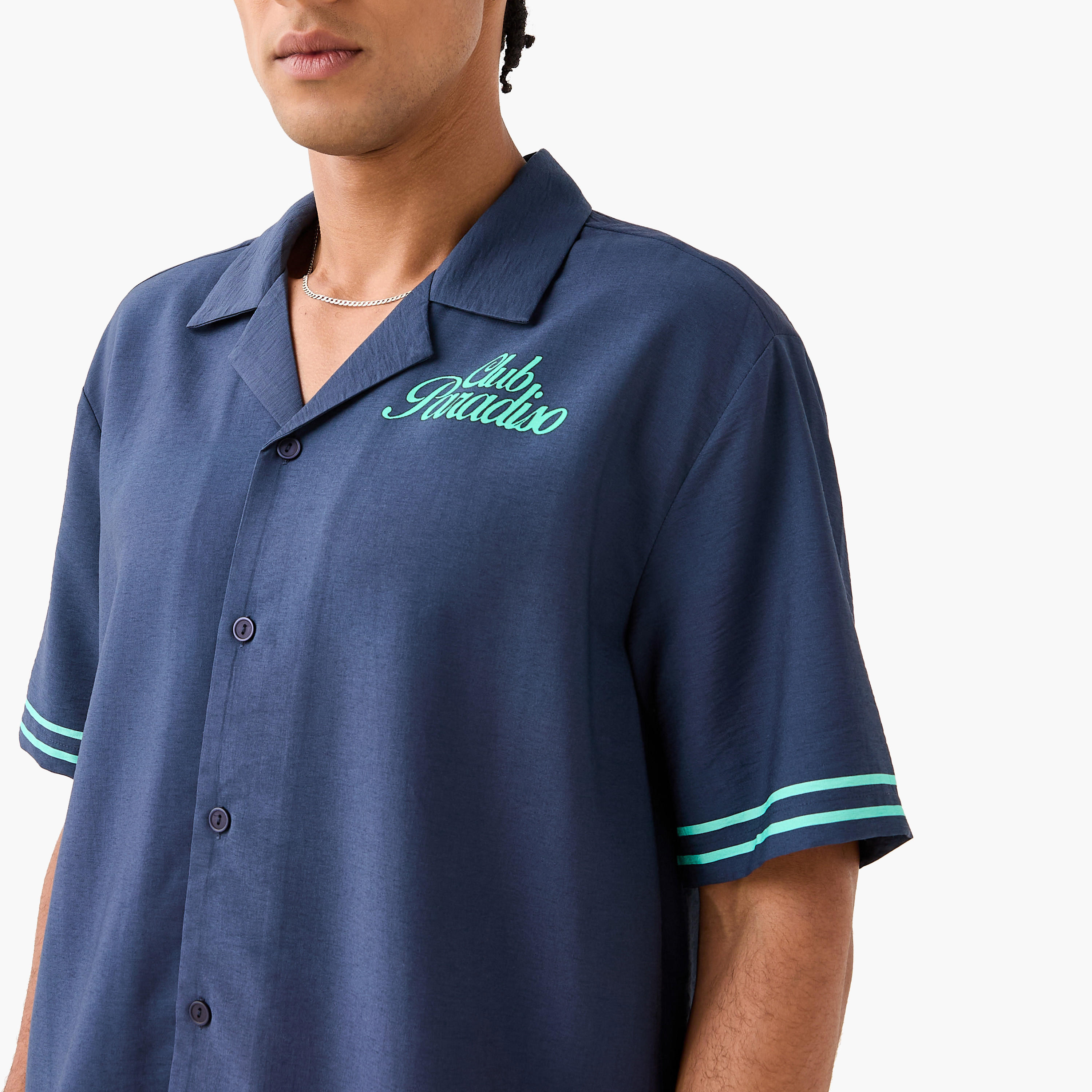 قميص بقصة مريحة وطبعات جرافيك مع ياقة كامب-men-clothing-shirts-image-4