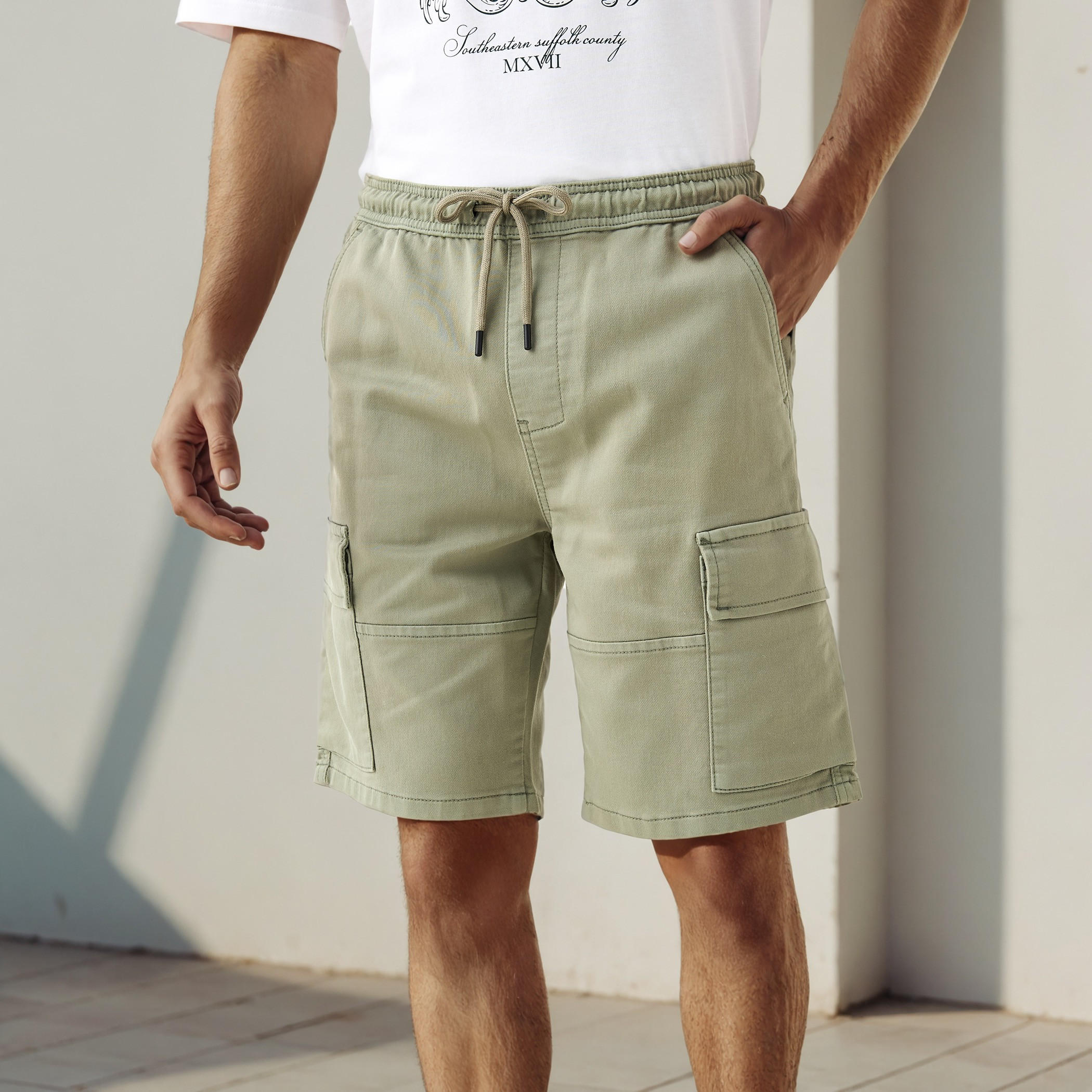 شورت بقصّة عادية وخصر مطاطي وجيوب-men-clothing-bottoms-shorts-image-1
