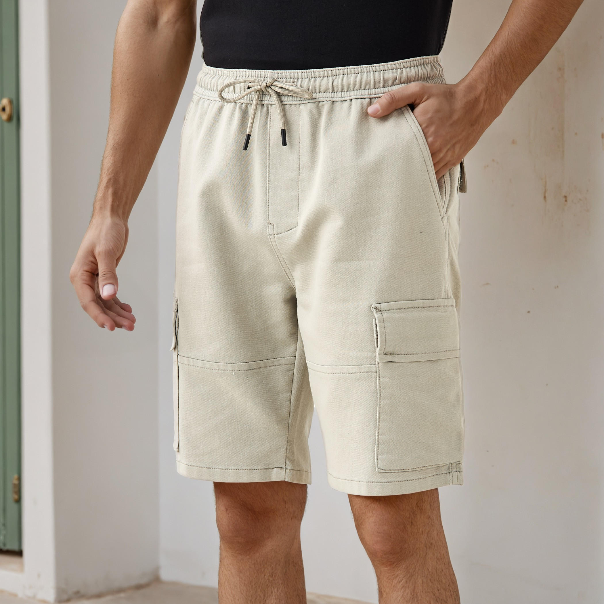 شورت بقصّة عادية وخصر مطاطي وجيوب-men-clothing-bottoms-shorts-image-5