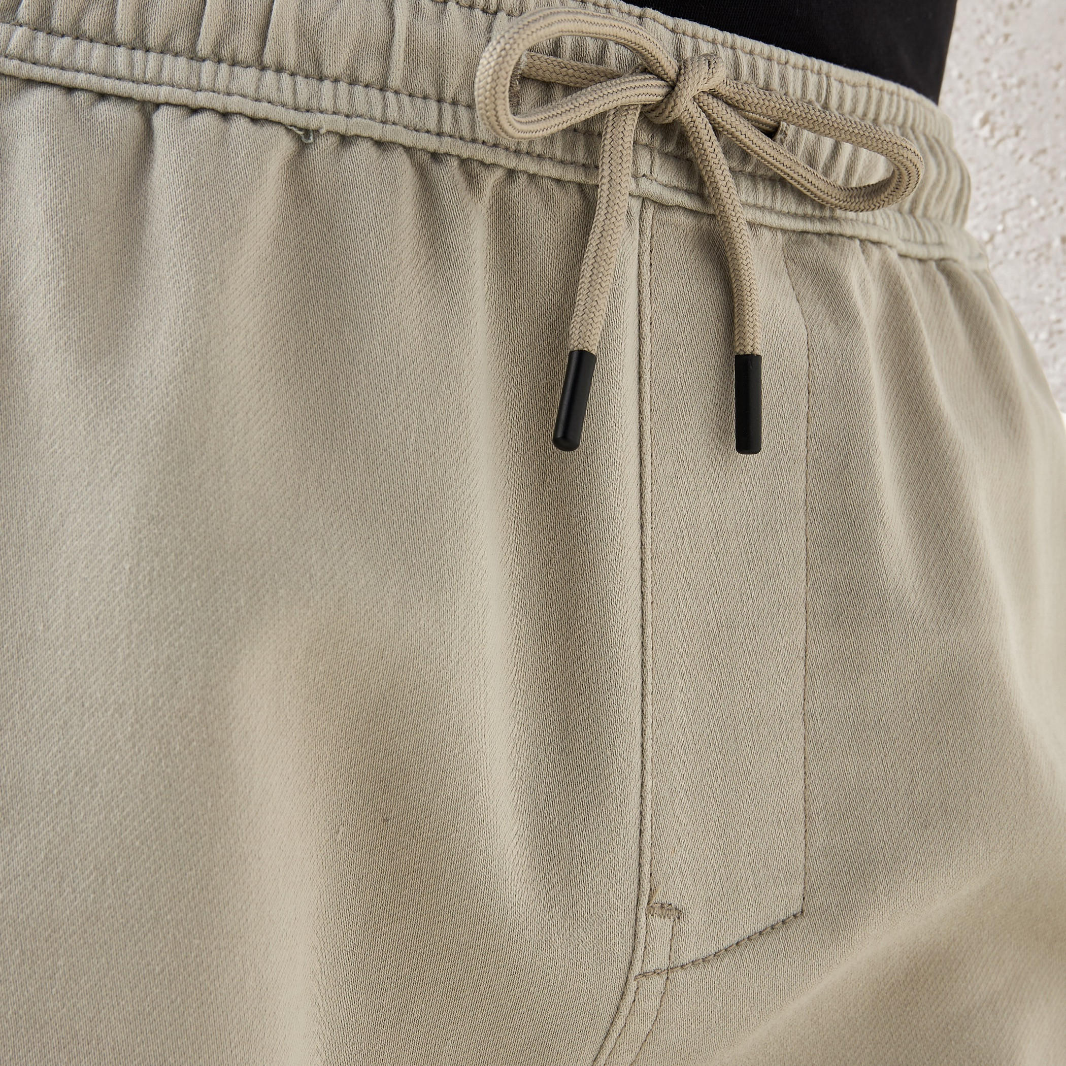 شورت بقصّة عادية وخصر مطاطي وجيوب-men-clothing-bottoms-shorts-image-1