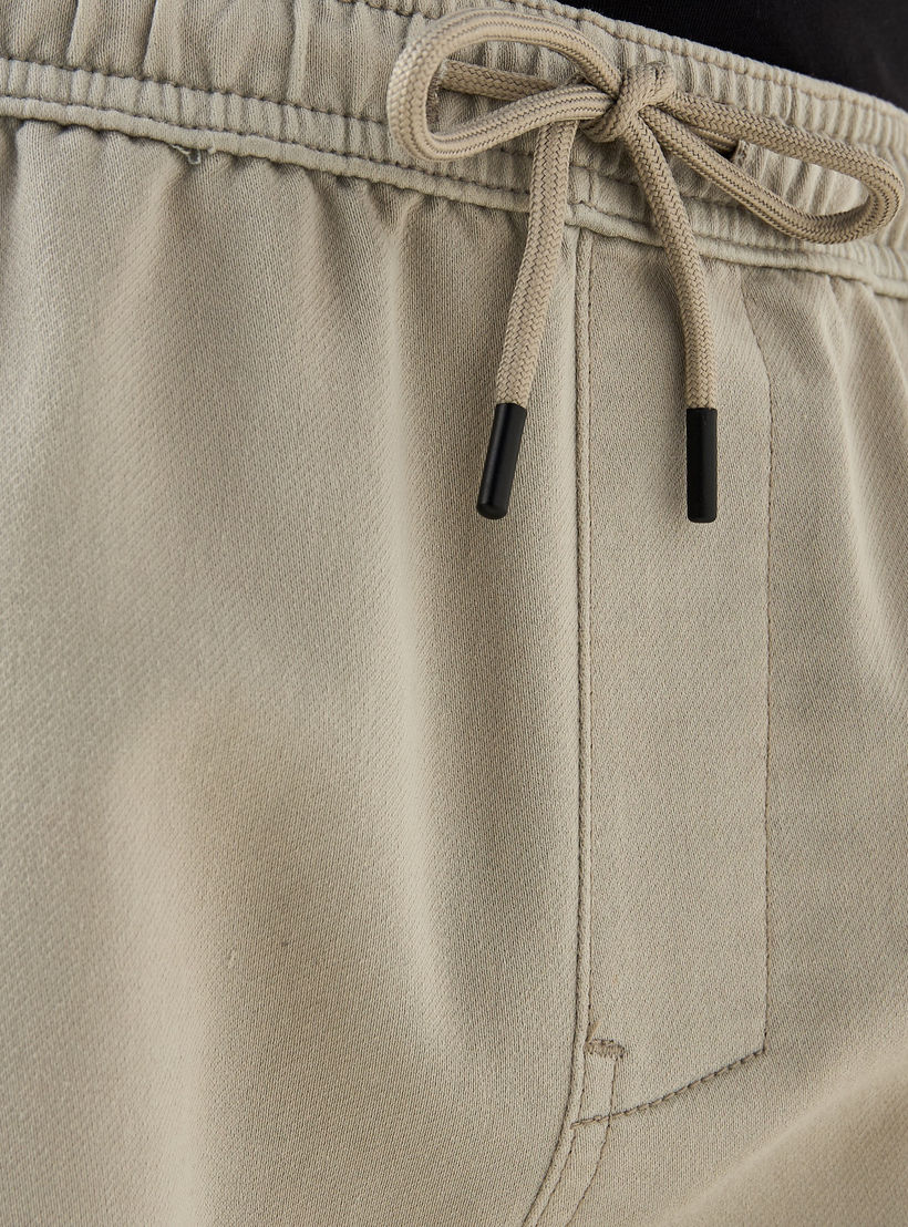 شورت بقصّة عادية وخصر مطاطي وجيوب-men-clothing-bottoms-shorts-image-1