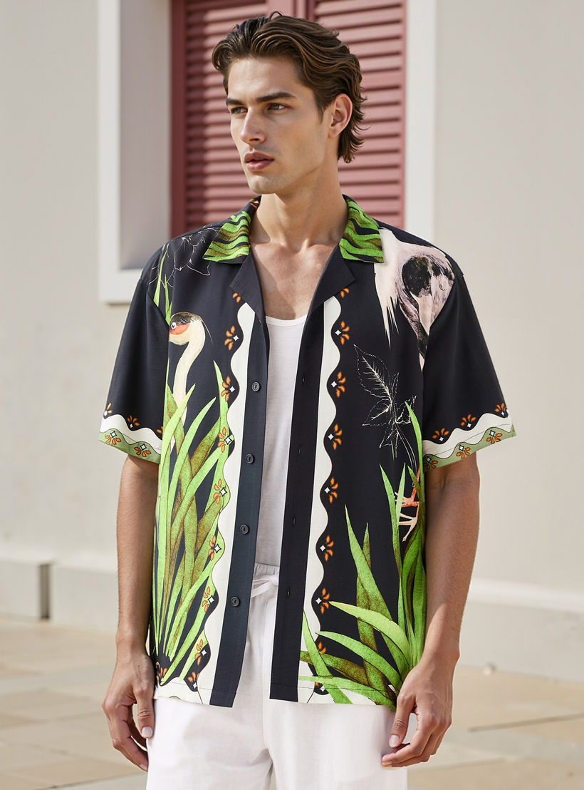 قميص بقصة مريحة وطبعات جرافيك وياقة كامب وأكمام قصيرة-men-clothing-shirts-image-1