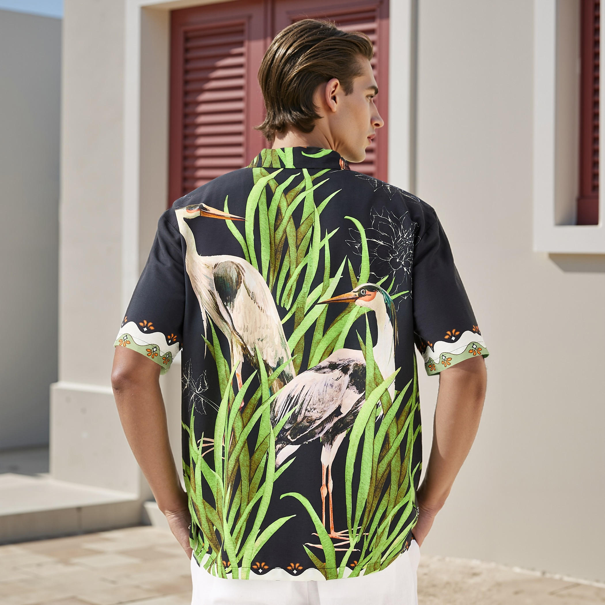 قميص بقصة مريحة وطبعات جرافيك وياقة كامب وأكمام قصيرة-men-clothing-shirts-image-3