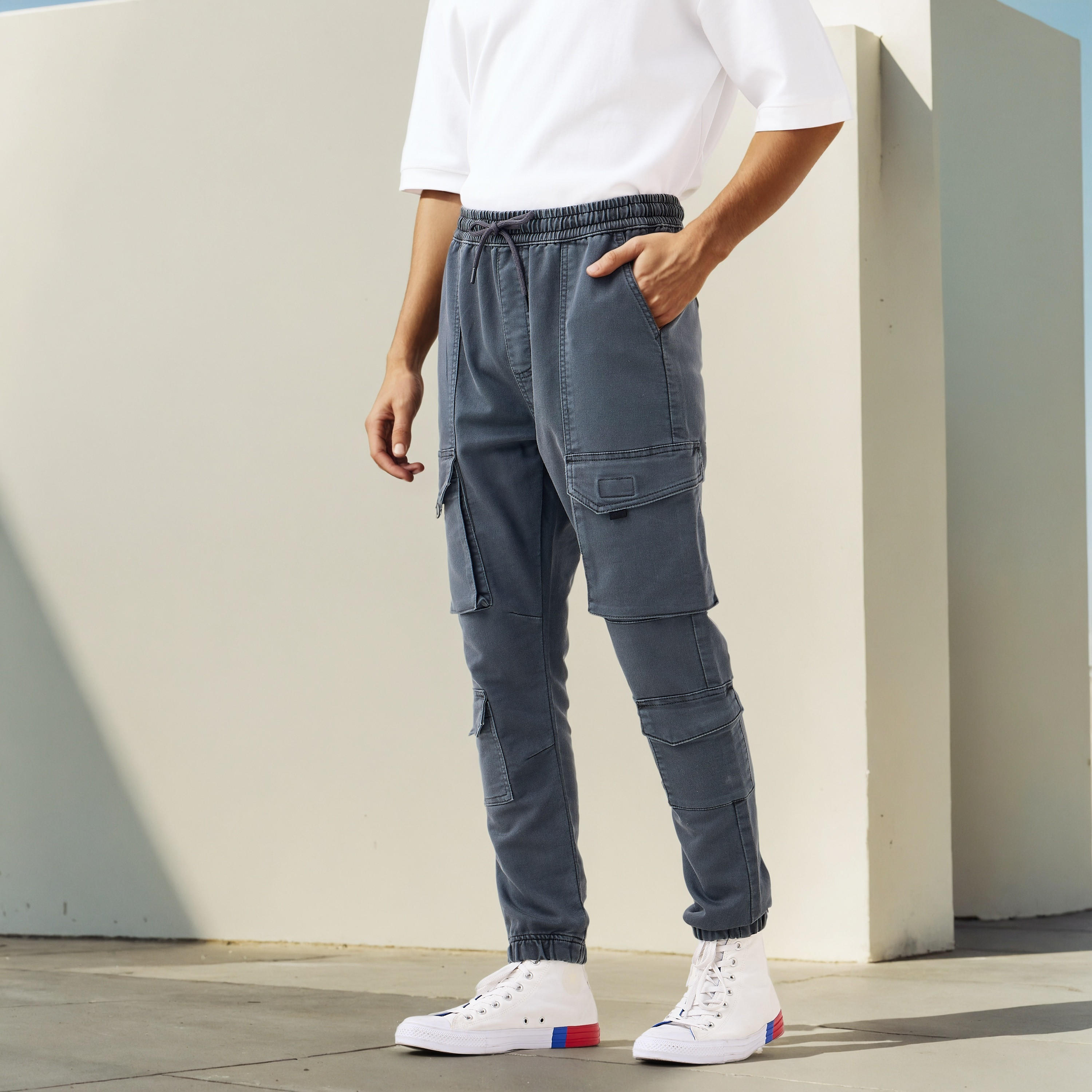 بنطلون كارجو بقصّة عادية وخصر مطاطي-men-clothing-bottoms-joggers-image-1