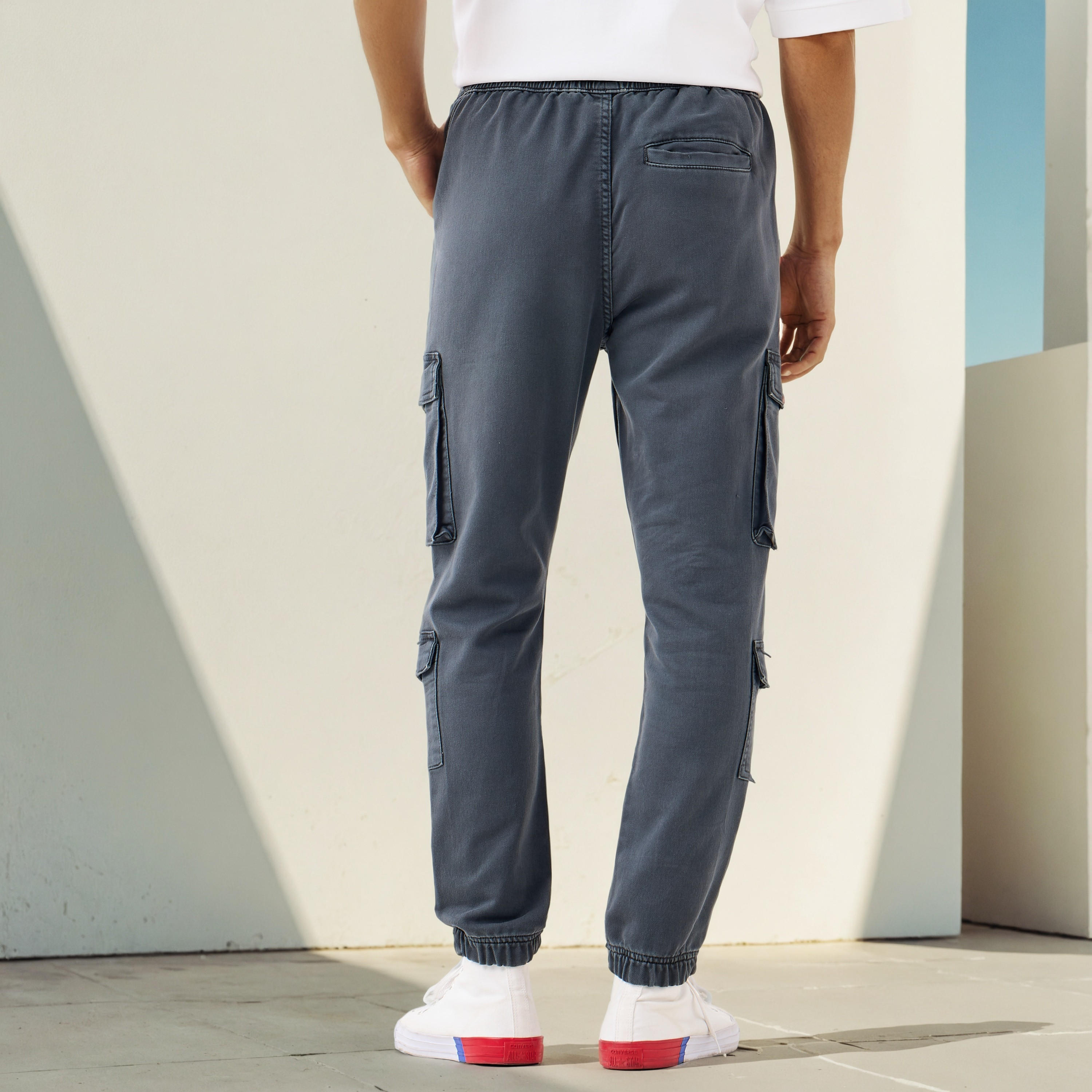 بنطلون كارجو بقصّة عادية وخصر مطاطي-men-clothing-bottoms-joggers-image-3