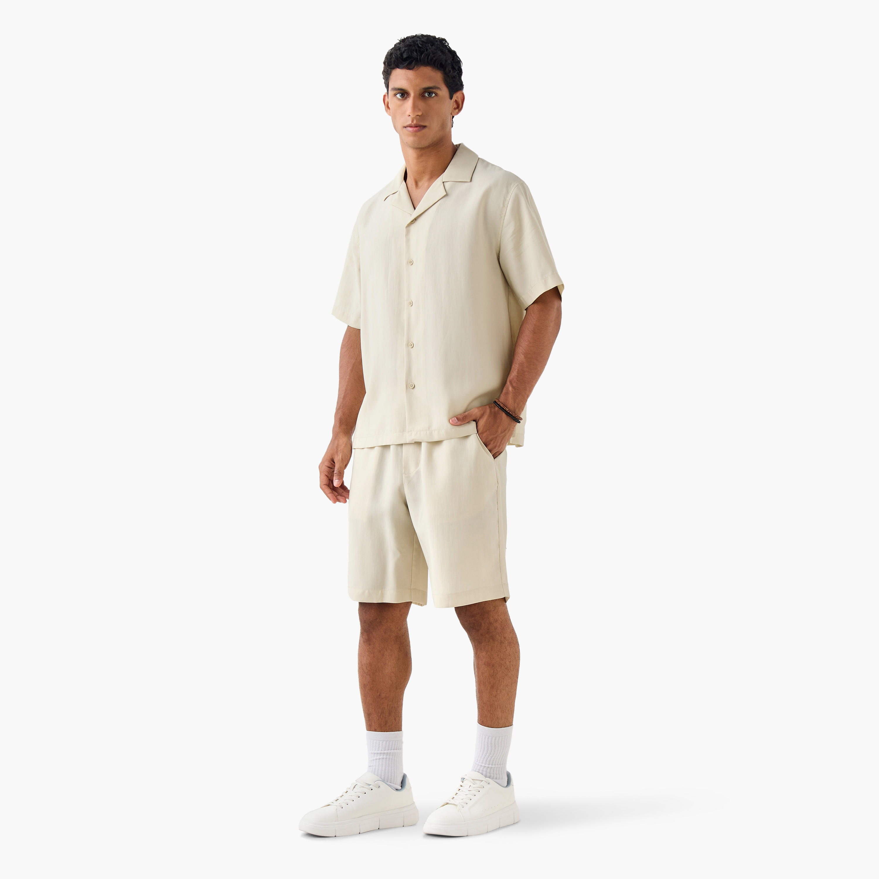قميص بياقة كامب وقصة مريحة وأكمام قصيرة-men-clothing-shirts-image-2